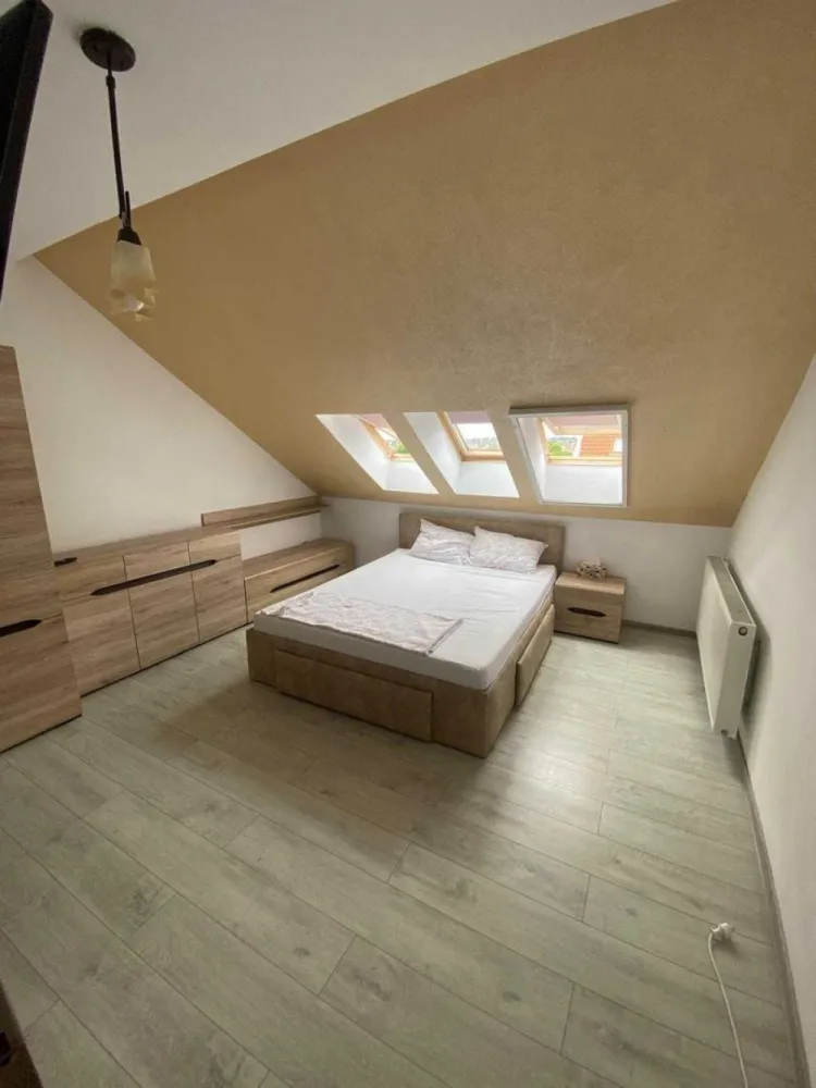 BRASADAS vinde ap 3 cam semicentral. - Agentia Imobiliara BRASADAS vinde apartament modern, cu 3 camere și o suprafață utilă de 80 mp, situat la etajul 5/5 într-un bloc nou, izolat termic, dotat cu lift, aflat într-o zonă semi-centrală.
Locuința este compartimentată practic: living spațios, 2 dormitoare, bucătărie închisă, 2 băi și dressing. Se vinde mobilat și utilat (inclusiv electrocasnice), dispune de aer condiționat și finisaje de calitate.
În preț este inclus un loc de parcare propriu, amplasat în curtea interioara, cu acces securizat - prin telecomandă.
Ideal pentru familie sau investiție, datorită poziționării avantajoase, cu acces rapid către centrul orașului, magazine, școli și mijloace de transport.
Www.brasadas.com.