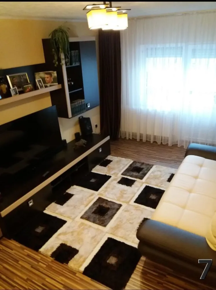 BRASADAS vinde ap 3 cam etaj 2/4 in Micro 17. - Agentia Imobiliara BRASADAS vinde apartament 3 camere in Micro 17.
Se vinde mobilat, complet utilat, imediat ocupabil.
În apropiere: 2 școli, grădinițe,parc mare de distracții, magazine,dispensar,piața.
Dispune de beci. Se acceptă și schimb cu casa la oraș.
Www.brasadas.com.