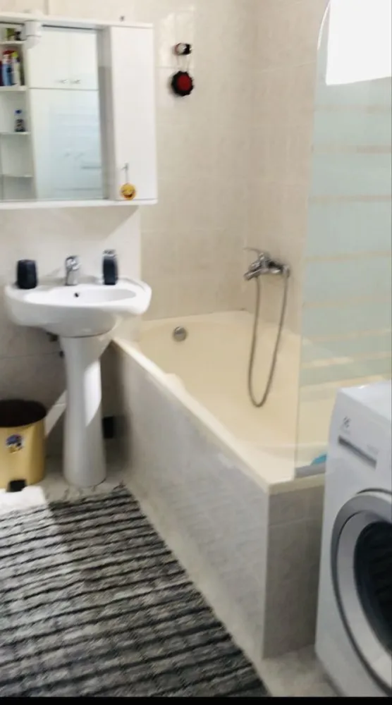 BRASADAS vinde ap 3 cam etajul 2/4 Bd. Traian. - Agentia Imobiliara BRASADAS vinde apartament cu 3 camere, cu o suprafata de 65 mp. situat la etajul 2/4 pe Calea Traian. 
Se vinde gata utilat și mobilat centrala nouă, aer condiționat, mașină de spălat rufe, mașină de spălat vase.
Este decomandat. Livingul este luminos.

Locatia este excelenta, aproape de centre culturale si de recreere, parcuri (grădina Romei).
La 5 minute de mers pe jos pana la parcul central, restaurante.
Transportul in comun este accesibil, facilitand deplasarile in oras. De asemenea, sunt scoli si grădinițe,ideal pentru familii sau studenti.

Www.brasadas.com.