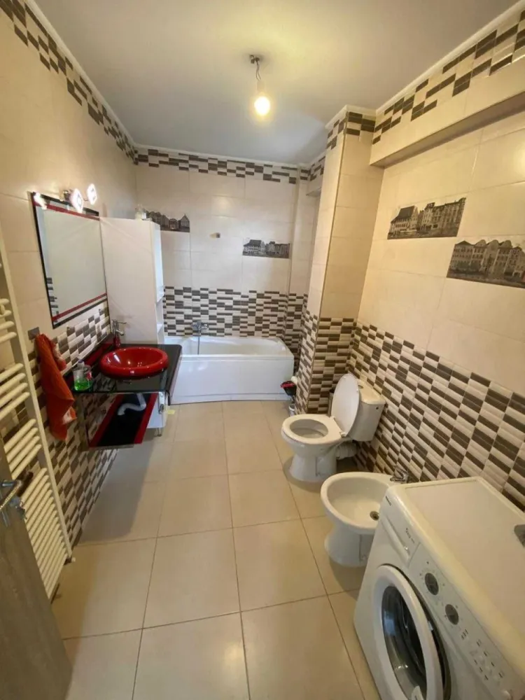 BRASADAS vinde ap 3 cam semicentral. - Agentia Imobiliara BRASADAS vinde apartament modern, cu 3 camere și o suprafață utilă de 80 mp, situat la etajul 5/5 într-un bloc nou, izolat termic, dotat cu lift, aflat într-o zonă semi-centrală.
Locuința este compartimentată practic: living spațios, 2 dormitoare, bucătărie închisă, 2 băi și dressing. Se vinde mobilat și utilat (inclusiv electrocasnice), dispune de aer condiționat și finisaje de calitate.
În preț este inclus un loc de parcare propriu, amplasat în curtea interioara, cu acces securizat - prin telecomandă.
Ideal pentru familie sau investiție, datorită poziționării avantajoase, cu acces rapid către centrul orașului, magazine, școli și mijloace de transport.
Www.brasadas.com.