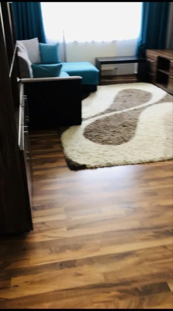 BRASADAS vinde ap 3 cam etajul 2/4 Bd. Traian. - Agentia Imobiliara BRASADAS vinde apartament cu 3 camere, cu o suprafata de 65 mp. situat la etajul 2/4 pe Calea Traian. 
Se vinde gata utilat și mobilat centrala nouă, aer condiționat, mașină de spălat rufe, mașină de spălat vase.
Este decomandat. Livingul este luminos.

Locatia este excelenta, aproape de centre culturale si de recreere, parcuri (grădina Romei).
La 5 minute de mers pe jos pana la parcul central, restaurante.
Transportul in comun este accesibil, facilitand deplasarile in oras. De asemenea, sunt scoli si grădinițe,ideal pentru familii sau studenti.

Www.brasadas.com.
