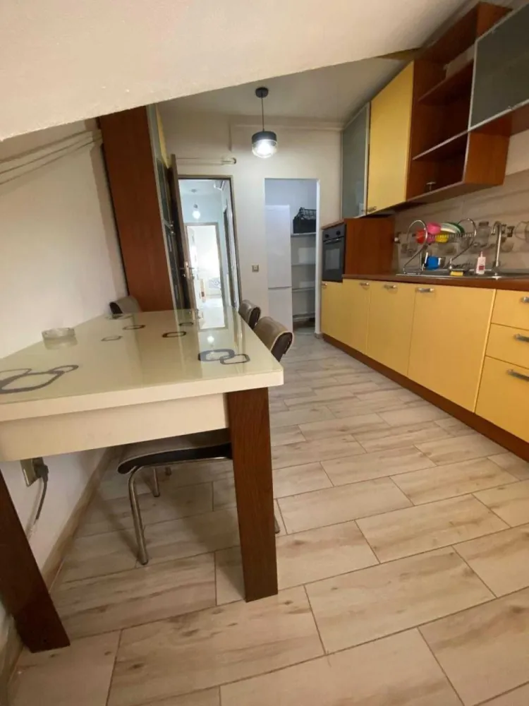 BRASADAS vinde ap 3 cam semicentral. - Agentia Imobiliara BRASADAS vinde apartament modern, cu 3 camere și o suprafață utilă de 80 mp, situat la etajul 5/5 într-un bloc nou, izolat termic, dotat cu lift, aflat într-o zonă semi-centrală.
Locuința este compartimentată practic: living spațios, 2 dormitoare, bucătărie închisă, 2 băi și dressing. Se vinde mobilat și utilat (inclusiv electrocasnice), dispune de aer condiționat și finisaje de calitate.
În preț este inclus un loc de parcare propriu, amplasat în curtea interioara, cu acces securizat - prin telecomandă.
Ideal pentru familie sau investiție, datorită poziționării avantajoase, cu acces rapid către centrul orașului, magazine, școli și mijloace de transport.
Www.brasadas.com.