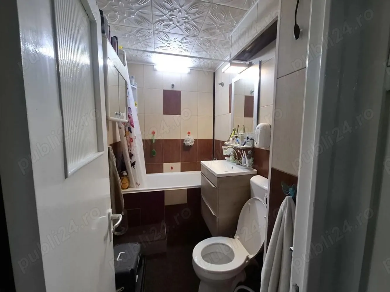 Vand ap 3 camere - Vand ap.3 came ,Micro 16,etaj4
Izolat interior 
Geamuri termopan 
Incalzire centrala

Ptr.inf. luni,vineri ora 10-12
 marti,joi 17-20