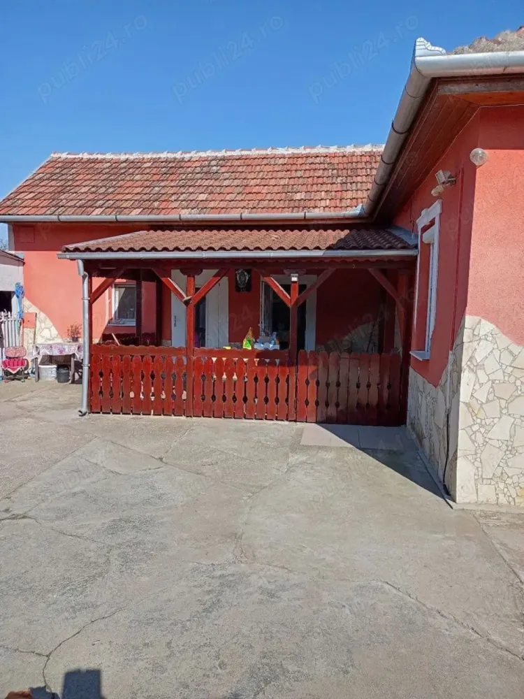 BRASADAS vinde casa in Ungaria - Vând casă aflată în Ungaria, compusă din trei camere, două bucătării, două băi,garaj ,curte , grădină și alte dependințe.
Casa se află pe un teren de 1330 mp. 
Casa are 90mp, dependințele tot 90 mp.
Www.brasadas.com.