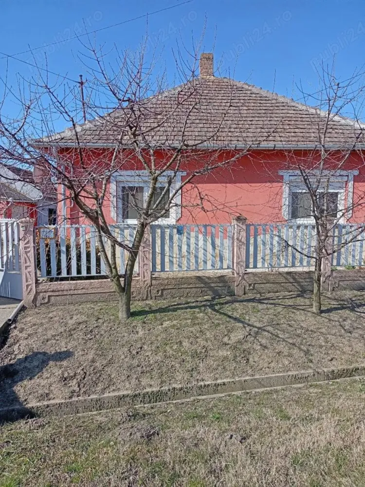 BRASADAS vinde casa in Ungaria - Vând casă aflată în Ungaria, compusă din trei camere, două bucătării, două băi,garaj ,curte , grădină și alte dependințe.
Casa se află pe un teren de 1330 mp. 
Casa are 90mp, dependințele tot 90 mp.
Www.brasadas.com.