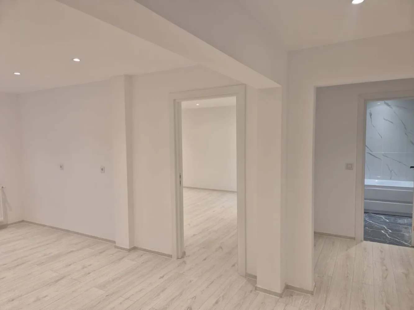 BRASADAS vinde ap 4 cam etaj 3/4 in Micro 16. - Agentia Imobiliara BRASADAS vinde apartament decomandat cu 4 camere și se află la etajul 3. Este proaspăt renovat și beneficiază de o lumină naturală abundentă. Finisajele sunt de înaltă calitate, cu pardoseli din lemn și laminate. Baia este modernă, dotată cu duș și finisaje elegante.

Situat într-un cartier urban, apartamentul oferă o priveliște frumoasă asupra orașului. Zona este bine conectată, cu acces rapid la transportul în comun și facilități de zi cu zi. Vei găsi magazine, restaurante și parcuri în apropiere, oferind un stil de viață comod.

 Www.brasadas.com.