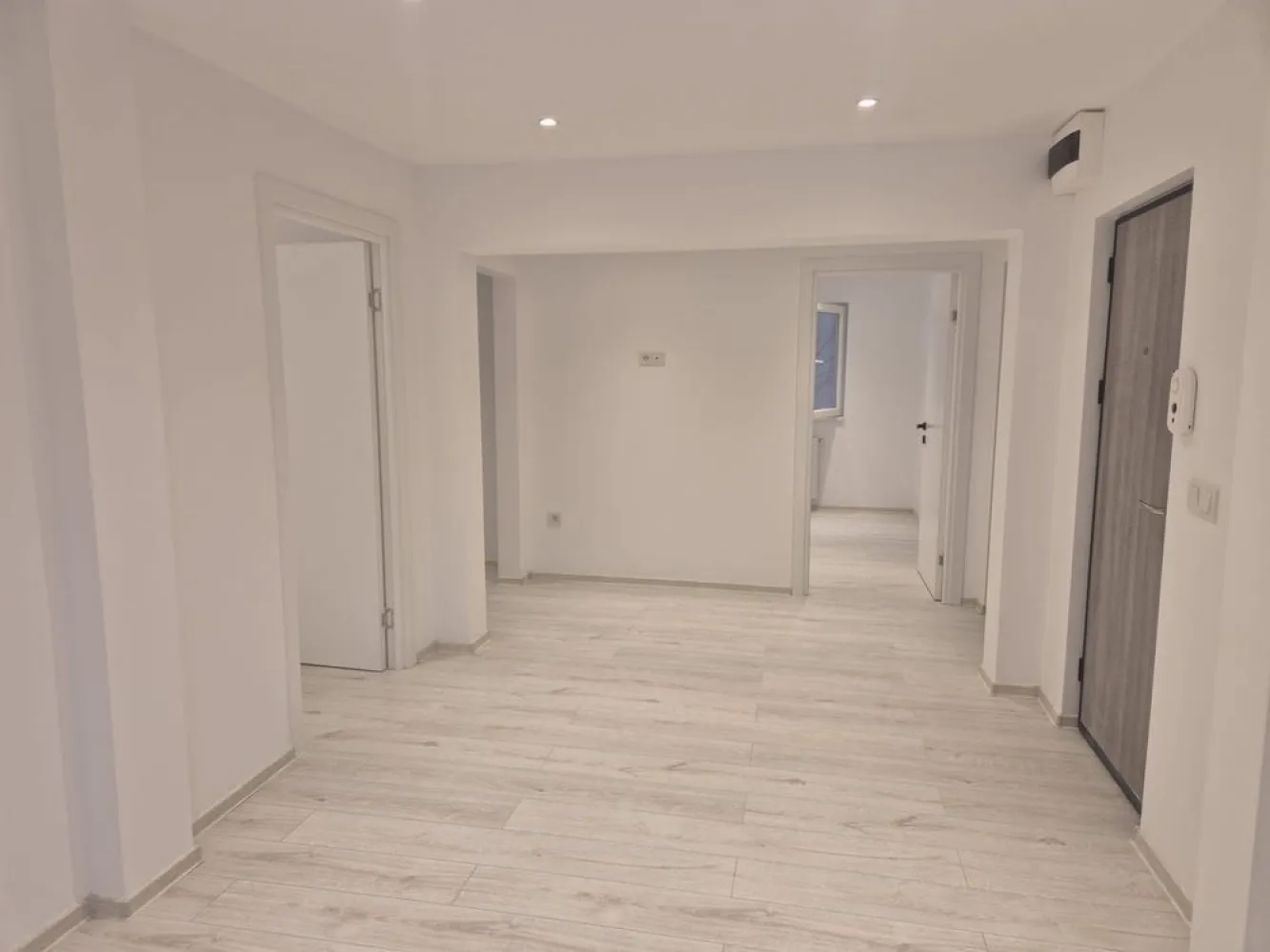 BRASADAS vinde ap 4 cam etaj 3/4 in Micro 16. - Agentia Imobiliara BRASADAS vinde apartament decomandat cu 4 camere și se află la etajul 3. Este proaspăt renovat și beneficiază de o lumină naturală abundentă. Finisajele sunt de înaltă calitate, cu pardoseli din lemn și laminate. Baia este modernă, dotată cu duș și finisaje elegante.

Situat într-un cartier urban, apartamentul oferă o priveliște frumoasă asupra orașului. Zona este bine conectată, cu acces rapid la transportul în comun și facilități de zi cu zi. Vei găsi magazine, restaurante și parcuri în apropiere, oferind un stil de viață comod.

 Www.brasadas.com.
