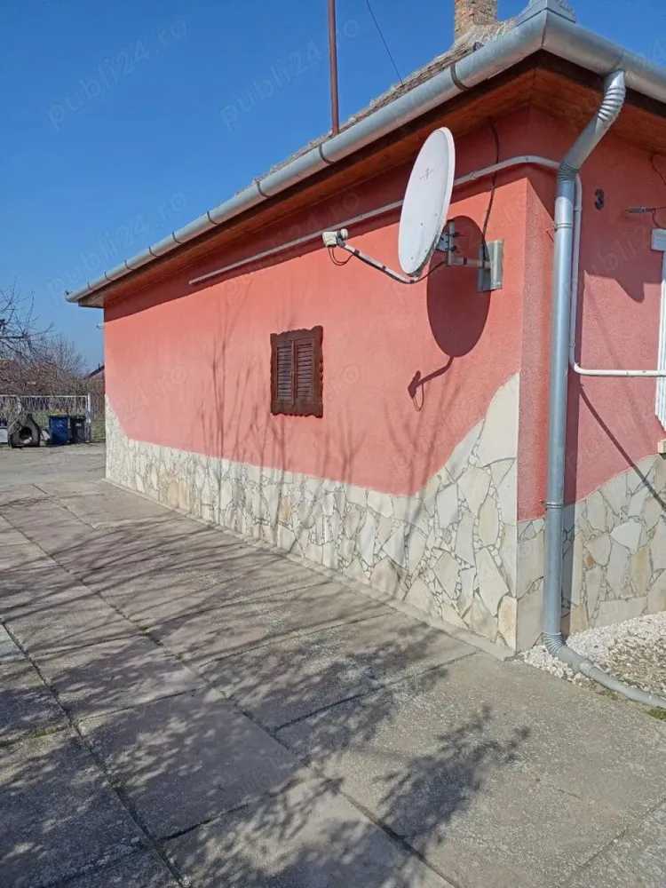 BRASADAS vinde casa in Ungaria - Vând casă aflată în Ungaria, compusă din trei camere, două bucătării, două băi,garaj ,curte , grădină și alte dependințe.
Casa se află pe un teren de 1330 mp. 
Casa are 90mp, dependințele tot 90 mp.
Www.brasadas.com.