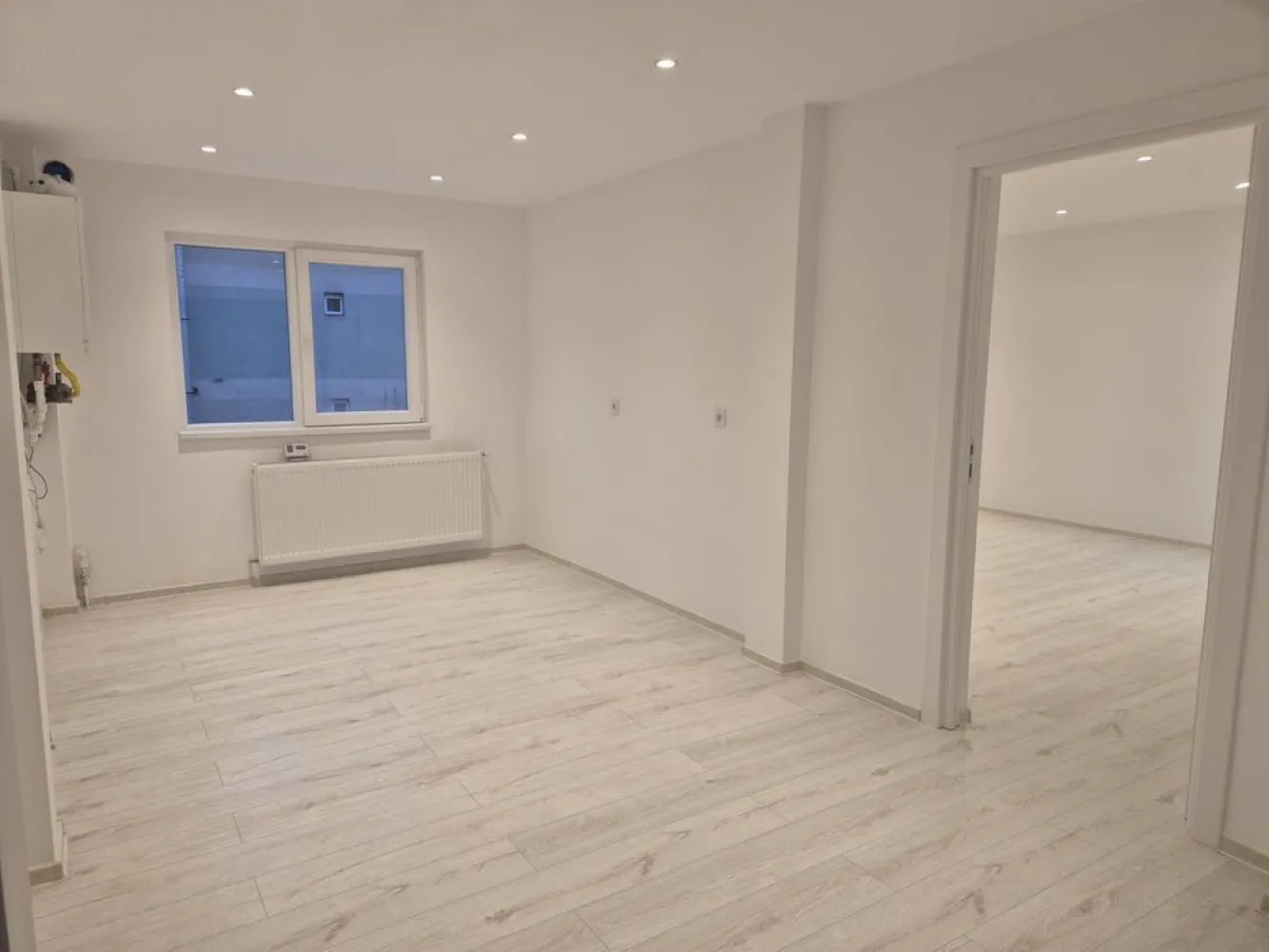 BRASADAS vinde ap 4 cam etaj 3/4 in Micro 16. - Agentia Imobiliara BRASADAS vinde apartament decomandat cu 4 camere și se află la etajul 3. Este proaspăt renovat și beneficiază de o lumină naturală abundentă. Finisajele sunt de înaltă calitate, cu pardoseli din lemn și laminate. Baia este modernă, dotată cu duș și finisaje elegante.

Situat într-un cartier urban, apartamentul oferă o priveliște frumoasă asupra orașului. Zona este bine conectată, cu acces rapid la transportul în comun și facilități de zi cu zi. Vei găsi magazine, restaurante și parcuri în apropiere, oferind un stil de viață comod.

 Www.brasadas.com.