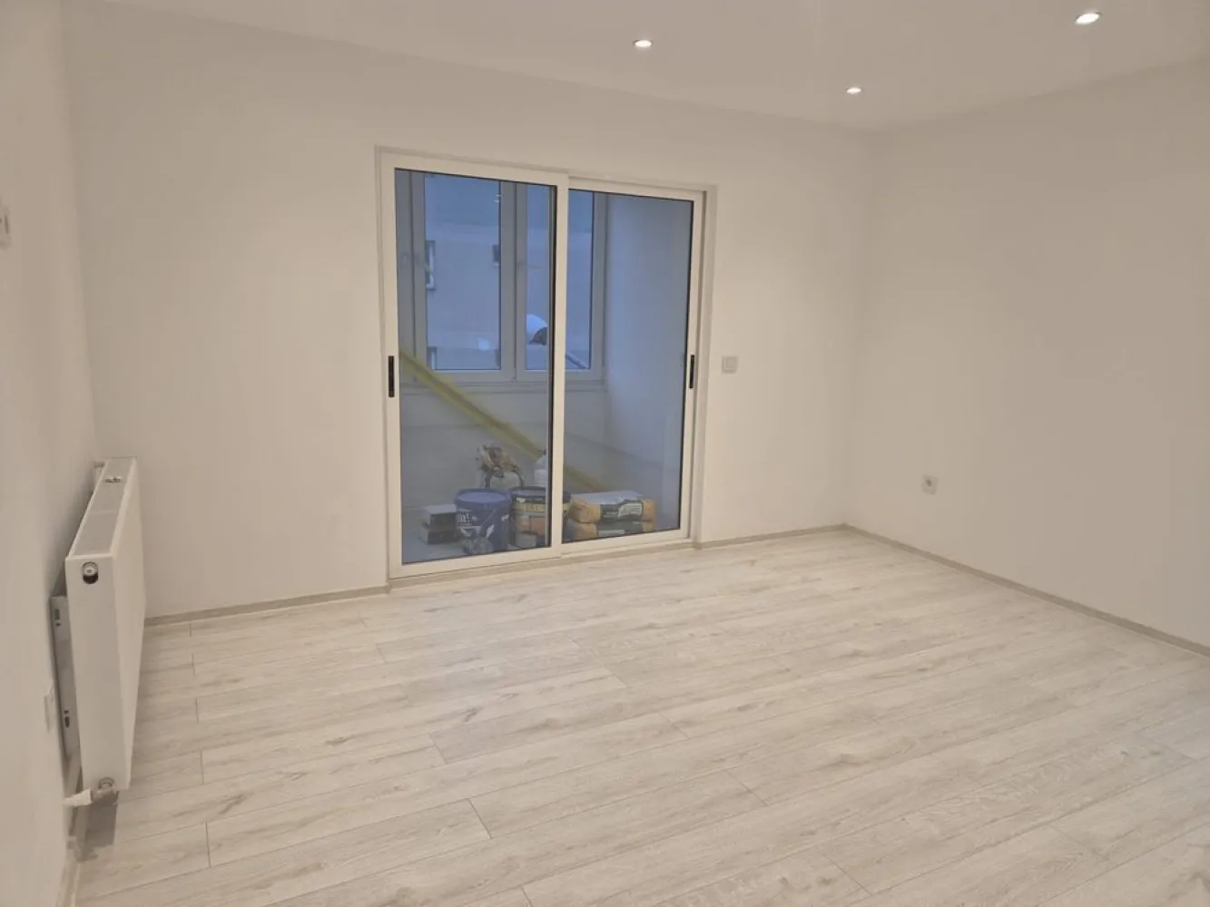 BRASADAS vinde ap 4 cam etaj 3/4 in Micro 16. - Agentia Imobiliara BRASADAS vinde apartament decomandat cu 4 camere și se află la etajul 3. Este proaspăt renovat și beneficiază de o lumină naturală abundentă. Finisajele sunt de înaltă calitate, cu pardoseli din lemn și laminate. Baia este modernă, dotată cu duș și finisaje elegante.

Situat într-un cartier urban, apartamentul oferă o priveliște frumoasă asupra orașului. Zona este bine conectată, cu acces rapid la transportul în comun și facilități de zi cu zi. Vei găsi magazine, restaurante și parcuri în apropiere, oferind un stil de viață comod.

 Www.brasadas.com.