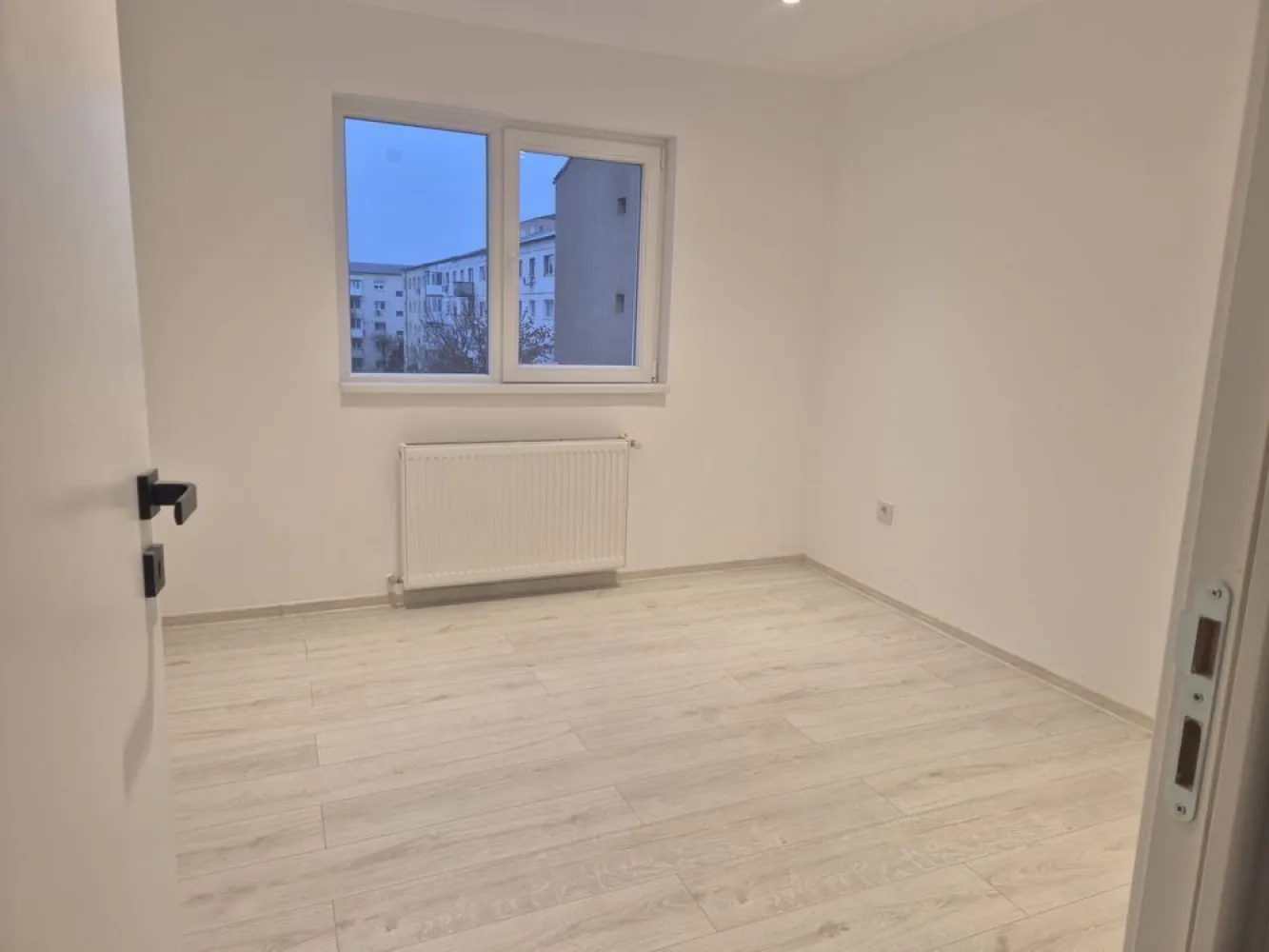 BRASADAS vinde ap 4 cam etaj 3/4 in Micro 16. - Agentia Imobiliara BRASADAS vinde apartament decomandat cu 4 camere și se află la etajul 3. Este proaspăt renovat și beneficiază de o lumină naturală abundentă. Finisajele sunt de înaltă calitate, cu pardoseli din lemn și laminate. Baia este modernă, dotată cu duș și finisaje elegante.

Situat într-un cartier urban, apartamentul oferă o priveliște frumoasă asupra orașului. Zona este bine conectată, cu acces rapid la transportul în comun și facilități de zi cu zi. Vei găsi magazine, restaurante și parcuri în apropiere, oferind un stil de viață comod.

 Www.brasadas.com.
