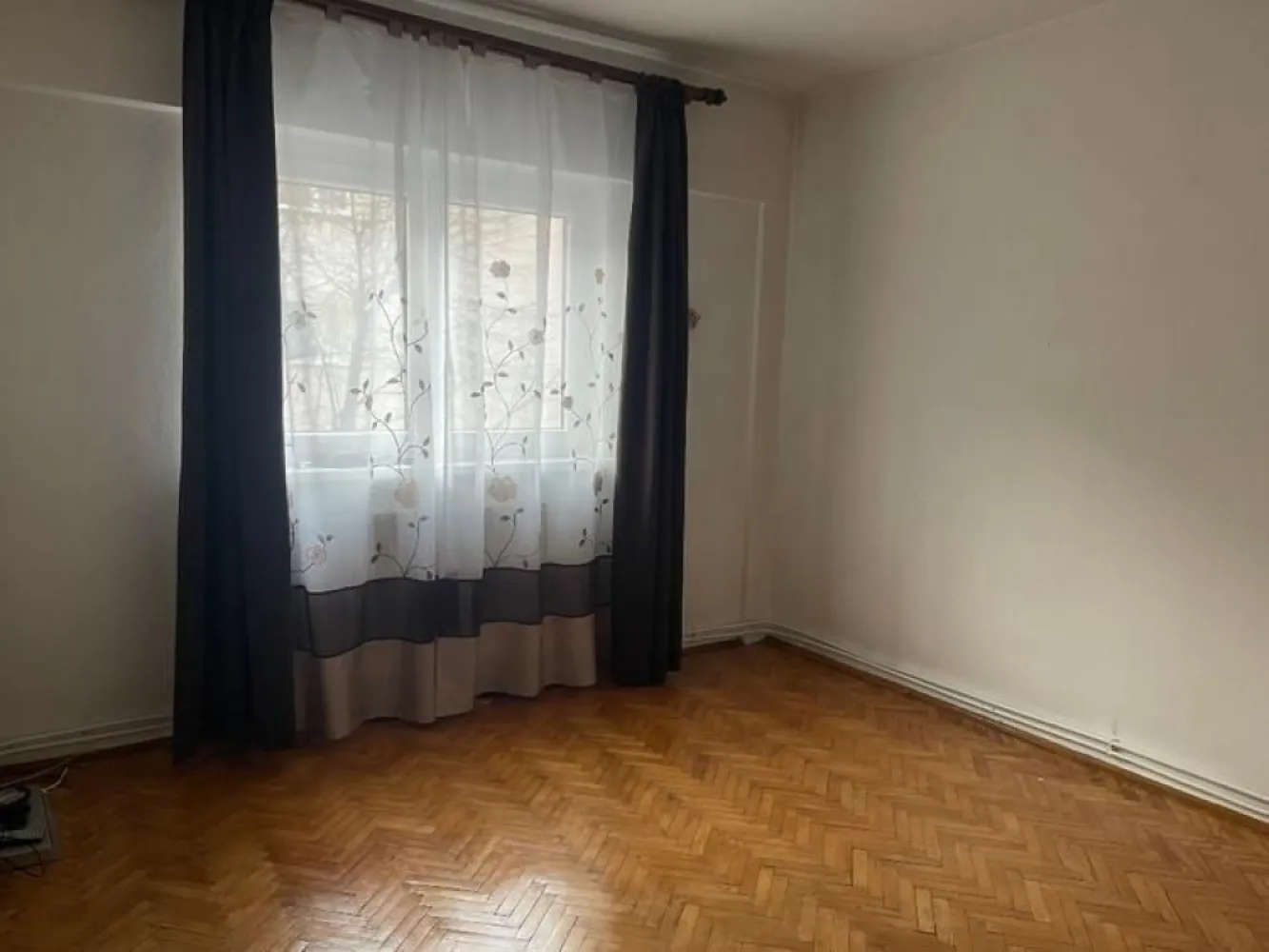BRASADAS vinde ap 4 cam etaj 2/4 in Micro 16. - Agenția imobiliara BRASADAS vinde apartament cu 4 camere in Satu Mare, Micro 16, decomandat, BCA, etaj 2/4, ferestre cu geam termopan, bucatarie mare, un balcon mare, camara. 
Necesita renovare parțială.
Www.brasadas.com.