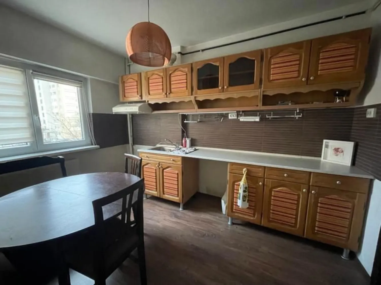BRASADAS vinde ap 4 cam etaj 2/4 in Micro 16. - Agenția imobiliara BRASADAS vinde apartament cu 4 camere in Satu Mare, Micro 16, decomandat, BCA, etaj 2/4, ferestre cu geam termopan, bucatarie mare, un balcon mare, camara. 
Necesita renovare parțială.
Www.brasadas.com.