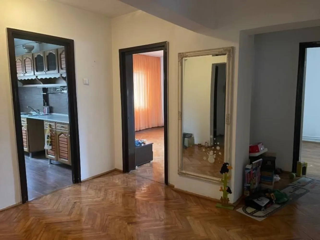 BRASADAS vinde ap 4 cam etaj 2/4 in Micro 16. - Agenția imobiliara BRASADAS vinde apartament cu 4 camere in Satu Mare, Micro 16, decomandat, BCA, etaj 2/4, ferestre cu geam termopan, bucatarie mare, un balcon mare, camara. 
Necesita renovare parțială.
Www.brasadas.com.