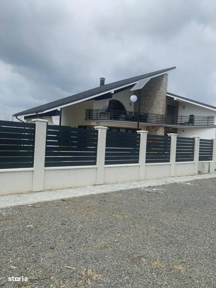 BRASADAS vinde vila moderna cu teren generos in Satu Mare. - Agentia Imobiliara BRASADAS vinde o construcție nouă (2020), cu arhitectură modernă și funcțională, potrivită atât pentru reședință privată, cât și pentru investiție.Imobilul are o suprafață construită de 337 mp, regim Parter + Etaj, și este amplasat pe un teren de 1.500 mp (15 ari) + o parcare ampla in fata proprietatii.
Spațiile sunt ample și luminoase, cu o compartimentare care permite adaptarea ușoară pentru uz rezidențial.Terenul permite extindere sau amenajări suplimentare, existând fundație turnată pe o parte a acestuia.
Imobilul este în prezent înregistrat ca spațiu comercial, însă configurația și suprafața permit conversia în locuință, fără modificări structurale.
Www.brasadas.com.