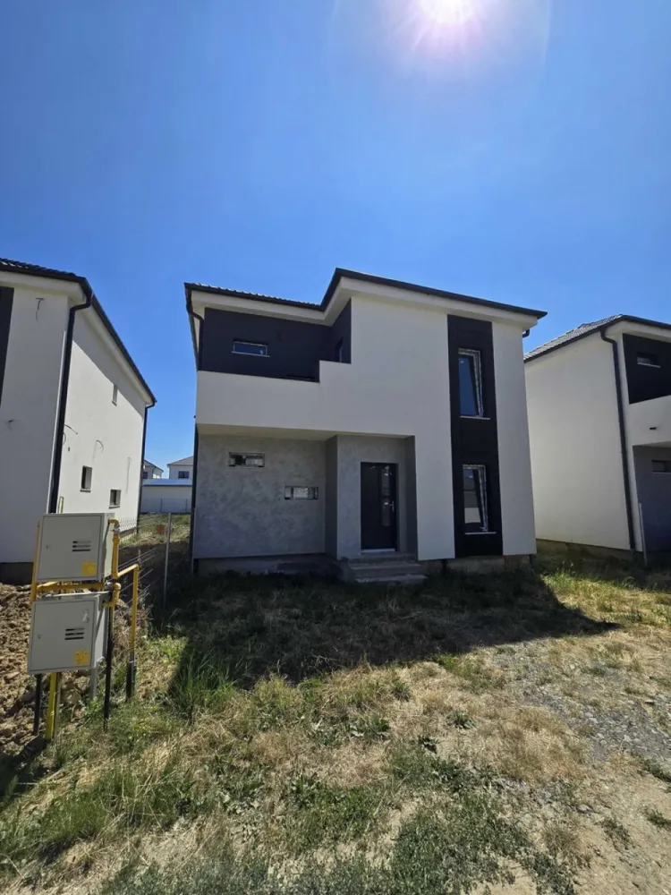 BRASADAS vinde casa noua in cartierul Grigorescu. - Agentia Imobiliara BRASADAS vinde casa noua, constructie 2024, P+1, 120 mp utili în cartierul Grigorescu Satu Mare, Martinesti

Zona linistita, cartier asfaltat in 2025 

Suprafață utilă: 120 mp
Compartimentare eficienta – spații generoase și luminoase:

Parter:
Camera tehnica
Baie generoasa
Bucatarie cu zona de dining
Living spatios cu iesire pe terasa

Etaj
3 dormitoare confortabile
Baie generoasa
Hol de acces bine organizat cu acces in toate camerele
Spațiu de depozitare care poate fi transformat in dressing

Încălzire in pardoseala, centrala noua montata cu proiect si Iscir la zi , instalațiile electrice si de apa fiind pe poziție.

Teren aferent: curte proprie cu suprafața de 400 mp , imprejmuita (ideală pentru relaxare, grădinărit sau amenajare terasă/zonă de grătar)
Parcare: posibilitate de parcare în curte + locuri disponibile în fața proprietății

Alte beneficii:

Design modern și de calitate in exterior
Racordată la toate utilitățile: apă, gaz, electricitate, canalizare , toate cu ceasurile gata montate.
Podul utilizabil pe toata suprafata casei ( usa de pod montata ).

Www.brasadas.com.