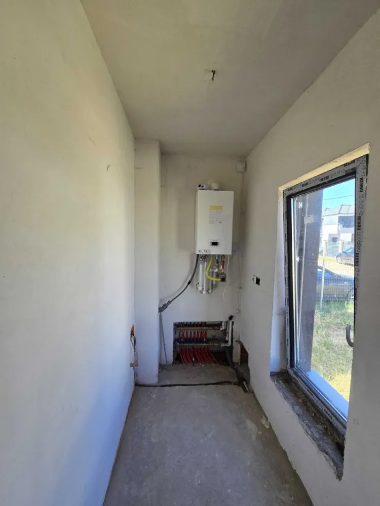 BRASADAS vinde casa noua in cartierul Grigorescu. - Agentia Imobiliara BRASADAS vinde casa noua, constructie 2024, P+1, 120 mp utili în cartierul Grigorescu Satu Mare, Martinesti

Zona linistita, cartier asfaltat in 2025 

Suprafață utilă: 120 mp
Compartimentare eficienta – spații generoase și luminoase:

Parter:
Camera tehnica
Baie generoasa
Bucatarie cu zona de dining
Living spatios cu iesire pe terasa

Etaj
3 dormitoare confortabile
Baie generoasa
Hol de acces bine organizat cu acces in toate camerele
Spațiu de depozitare care poate fi transformat in dressing

Încălzire in pardoseala, centrala noua montata cu proiect si Iscir la zi , instalațiile electrice si de apa fiind pe poziție.

Teren aferent: curte proprie cu suprafața de 400 mp , imprejmuita (ideală pentru relaxare, grădinărit sau amenajare terasă/zonă de grătar)
Parcare: posibilitate de parcare în curte + locuri disponibile în fața proprietății

Alte beneficii:

Design modern și de calitate in exterior
Racordată la toate utilitățile: apă, gaz, electricitate, canalizare , toate cu ceasurile gata montate.
Podul utilizabil pe toata suprafata casei ( usa de pod montata ).

Www.brasadas.com.