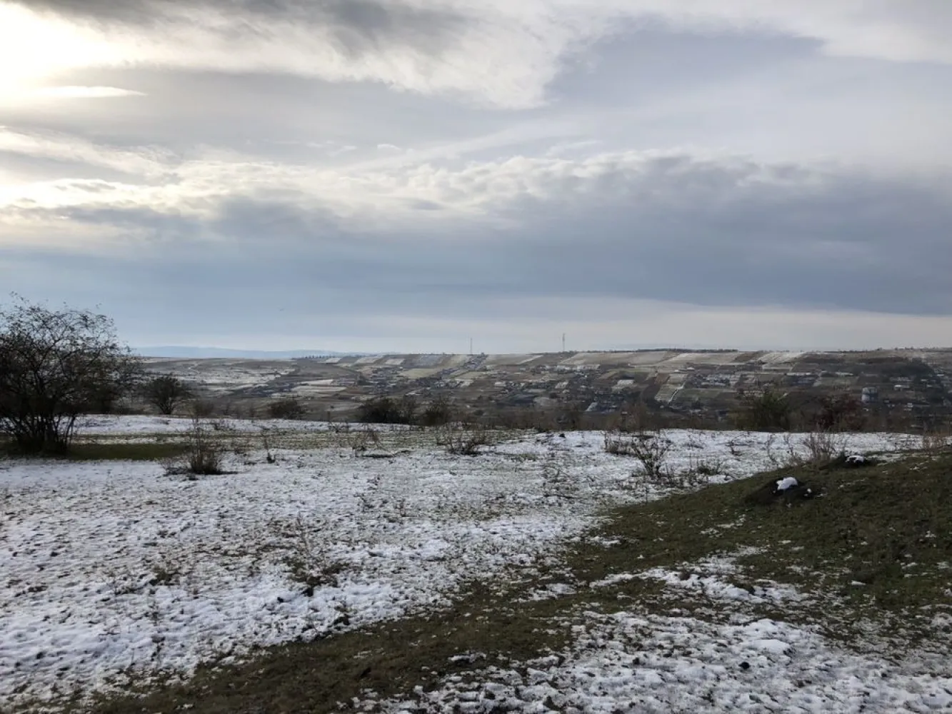 Parcela 7600 m2 Valea Fanatelor - Persoana fizica ofer spre vanzare parcela de teren extravilan in suprafata utila de 7400 m2, zona Fanatele Clujului “La Coparsaie”.
Terenul se afla la 300m de ultima casa locuita.
Terenul este intabulat, CF, acte la zi, situatie juridica clara.
Posibilitate de achizitie a unei suprafete minime de 4400 m2.
