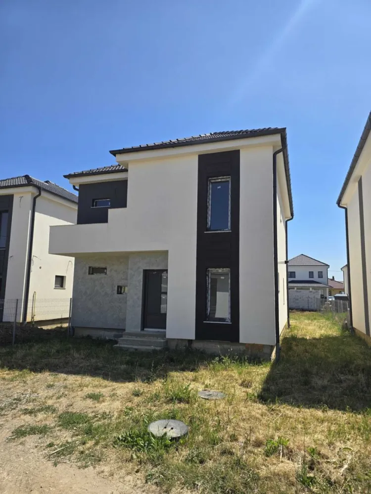 BRASADAS vinde casa noua in cartierul Grigorescu. - Agentia Imobiliara BRASADAS vinde casa noua, constructie 2024, P+1, 120 mp utili în cartierul Grigorescu Satu Mare, Martinesti

Zona linistita, cartier asfaltat in 2025 

Suprafață utilă: 120 mp
Compartimentare eficienta – spații generoase și luminoase:

Parter:
Camera tehnica
Baie generoasa
Bucatarie cu zona de dining
Living spatios cu iesire pe terasa

Etaj
3 dormitoare confortabile
Baie generoasa
Hol de acces bine organizat cu acces in toate camerele
Spațiu de depozitare care poate fi transformat in dressing

Încălzire in pardoseala, centrala noua montata cu proiect si Iscir la zi , instalațiile electrice si de apa fiind pe poziție.

Teren aferent: curte proprie cu suprafața de 400 mp , imprejmuita (ideală pentru relaxare, grădinărit sau amenajare terasă/zonă de grătar)
Parcare: posibilitate de parcare în curte + locuri disponibile în fața proprietății

Alte beneficii:

Design modern și de calitate in exterior
Racordată la toate utilitățile: apă, gaz, electricitate, canalizare , toate cu ceasurile gata montate.
Podul utilizabil pe toata suprafata casei ( usa de pod montata ).

Www.brasadas.com.