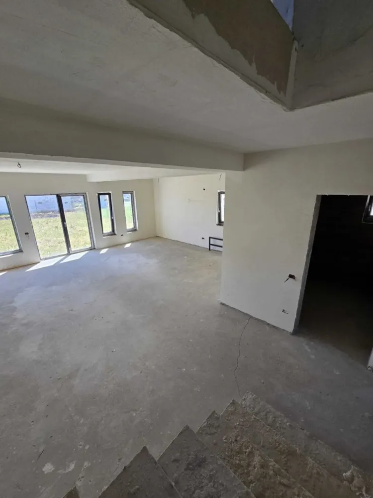 BRASADAS vinde casa noua in cartierul Grigorescu. - Agentia Imobiliara BRASADAS vinde casa noua, constructie 2024, P+1, 120 mp utili în cartierul Grigorescu Satu Mare, Martinesti

Zona linistita, cartier asfaltat in 2025 

Suprafață utilă: 120 mp
Compartimentare eficienta – spații generoase și luminoase:

Parter:
Camera tehnica
Baie generoasa
Bucatarie cu zona de dining
Living spatios cu iesire pe terasa

Etaj
3 dormitoare confortabile
Baie generoasa
Hol de acces bine organizat cu acces in toate camerele
Spațiu de depozitare care poate fi transformat in dressing

Încălzire in pardoseala, centrala noua montata cu proiect si Iscir la zi , instalațiile electrice si de apa fiind pe poziție.

Teren aferent: curte proprie cu suprafața de 400 mp , imprejmuita (ideală pentru relaxare, grădinărit sau amenajare terasă/zonă de grătar)
Parcare: posibilitate de parcare în curte + locuri disponibile în fața proprietății

Alte beneficii:

Design modern și de calitate in exterior
Racordată la toate utilitățile: apă, gaz, electricitate, canalizare , toate cu ceasurile gata montate.
Podul utilizabil pe toata suprafata casei ( usa de pod montata ).

Www.brasadas.com.