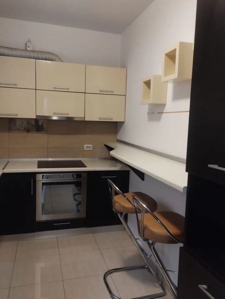 BRASADAS inchiriaza ap 2 cam etaj 2/3 2011 zona GranVia Park - Agentia Imobiliara BRASADAS inchiriaza apartament cu doua camere situat la etajul 2/3 cu LIFT in zona GranVia Park.
Apartamentul se inchiriaza mobilat si utilat. 
Bloc construit in 2011 cu centrala termica. 
Nu se accepta animale.
Www.brasadas.com.