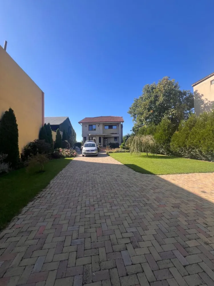 BRASADAS vinde casa in zona Dara. - Agentia Imobiliara BRASADAS vinde casa in zona Dara, destinata celor care cauta spatiu, rafinament si confort autentic. Construita in 2016, aceasta rezidenta impresioneaza prin cei 389 mp desfasurati si terenul generos de 1581 mp, oferind intimitate si perspectiva.

Structura solida din caramida, demisol inalt, parter si etaj, opt camere luminoase si trei bai finisate cu atentie la detalii. Fiecare nivel este gandit pentru fluiditate si confort absolut.

Confort termic avansat
Incalzire in pardoseala
Calorifere in dormitoare

Dotari premium
Gresie
Faianta
Parchet
Geamuri termopan
Izolatie termica
Microcentrala
Acoperis tigla
Apa
Gaz
Canalizare

Elemente de valoare
Panouri fotovoltaice
Pompa de caldura
Curte pavata
Gradina ampla
Poarta cu telecomanda

O casa potrivita pentru o familie care apreciaza generozitatea spatiului, eleganta si eficienta energetica.

Www.brasadas.com.