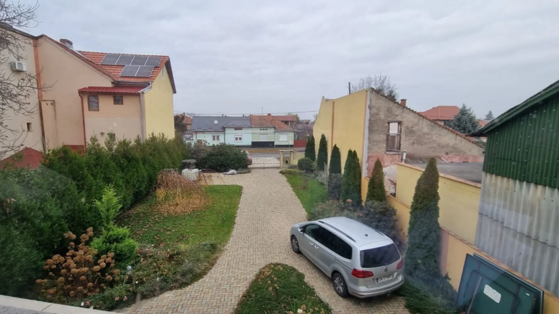 BRASADAS vinde casa in zona Dara. - Agentia Imobiliara BRASADAS vinde casa in zona Dara, destinata celor care cauta spatiu, rafinament si confort autentic. Construita in 2016, aceasta rezidenta impresioneaza prin cei 389 mp desfasurati si terenul generos de 1581 mp, oferind intimitate si perspectiva.

Structura solida din caramida, demisol inalt, parter si etaj, opt camere luminoase si trei bai finisate cu atentie la detalii. Fiecare nivel este gandit pentru fluiditate si confort absolut.

Confort termic avansat
Incalzire in pardoseala
Calorifere in dormitoare

Dotari premium
Gresie
Faianta
Parchet
Geamuri termopan
Izolatie termica
Microcentrala
Acoperis tigla
Apa
Gaz
Canalizare

Elemente de valoare
Panouri fotovoltaice
Pompa de caldura
Curte pavata
Gradina ampla
Poarta cu telecomanda

O casa potrivita pentru o familie care apreciaza generozitatea spatiului, eleganta si eficienta energetica.

Www.brasadas.com.