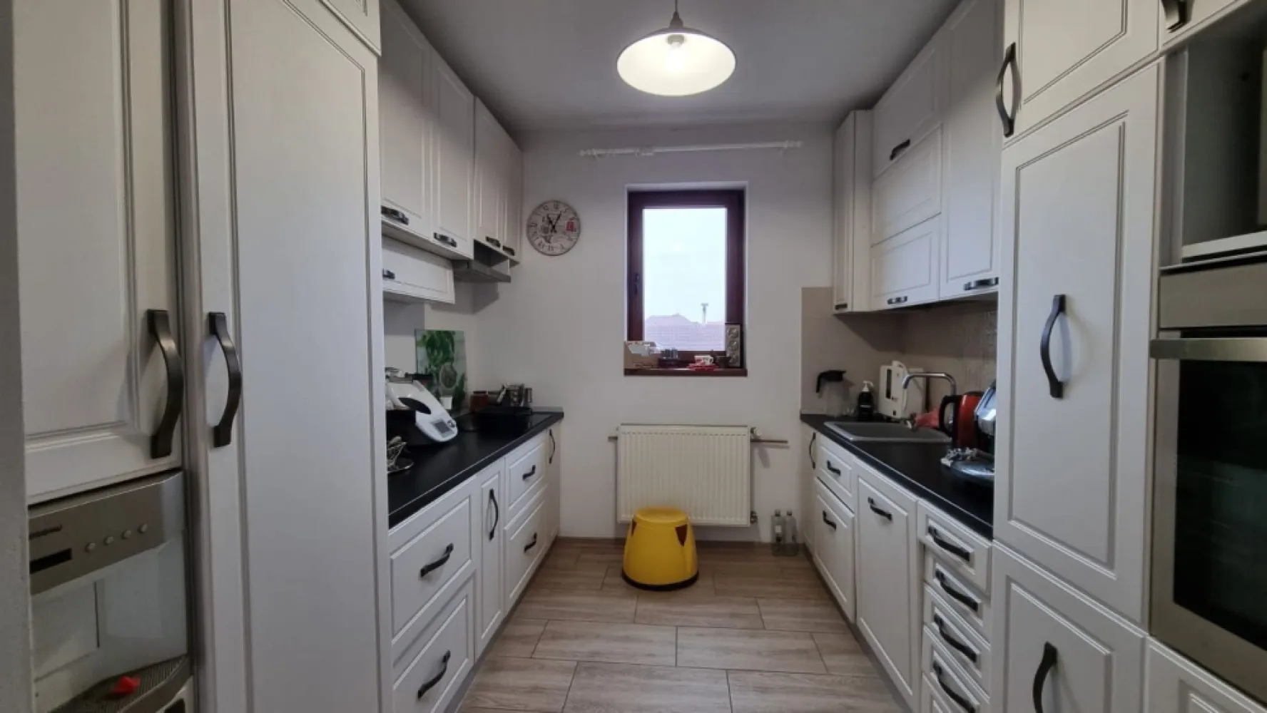 BRASADAS vinde casa in zona Dara. - Agentia Imobiliara BRASADAS vinde casa in zona Dara, destinata celor care cauta spatiu, rafinament si confort autentic. Construita in 2016, aceasta rezidenta impresioneaza prin cei 389 mp desfasurati si terenul generos de 1581 mp, oferind intimitate si perspectiva.

Structura solida din caramida, demisol inalt, parter si etaj, opt camere luminoase si trei bai finisate cu atentie la detalii. Fiecare nivel este gandit pentru fluiditate si confort absolut.

Confort termic avansat
Incalzire in pardoseala
Calorifere in dormitoare

Dotari premium
Gresie
Faianta
Parchet
Geamuri termopan
Izolatie termica
Microcentrala
Acoperis tigla
Apa
Gaz
Canalizare

Elemente de valoare
Panouri fotovoltaice
Pompa de caldura
Curte pavata
Gradina ampla
Poarta cu telecomanda

O casa potrivita pentru o familie care apreciaza generozitatea spatiului, eleganta si eficienta energetica.

Www.brasadas.com.