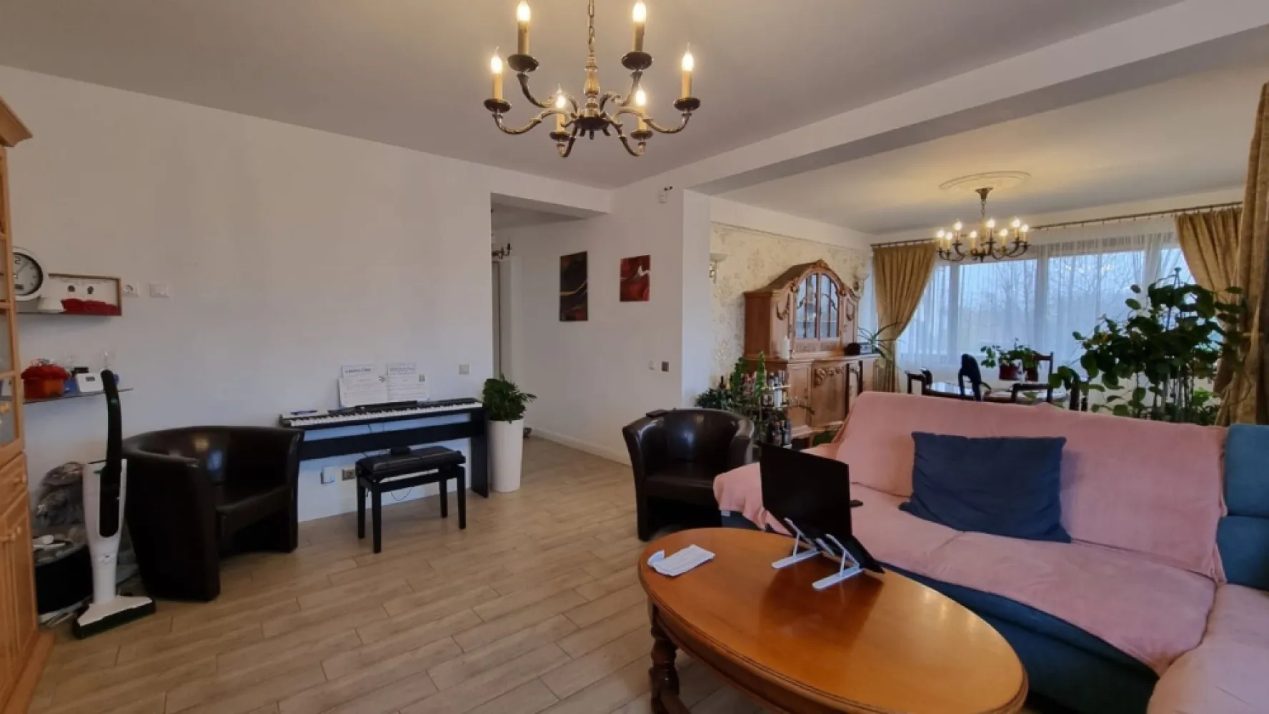BRASADAS vinde casa in zona Dara. - Agentia Imobiliara BRASADAS vinde casa in zona Dara, destinata celor care cauta spatiu, rafinament si confort autentic. Construita in 2016, aceasta rezidenta impresioneaza prin cei 389 mp desfasurati si terenul generos de 1581 mp, oferind intimitate si perspectiva.

Structura solida din caramida, demisol inalt, parter si etaj, opt camere luminoase si trei bai finisate cu atentie la detalii. Fiecare nivel este gandit pentru fluiditate si confort absolut.

Confort termic avansat
Incalzire in pardoseala
Calorifere in dormitoare

Dotari premium
Gresie
Faianta
Parchet
Geamuri termopan
Izolatie termica
Microcentrala
Acoperis tigla
Apa
Gaz
Canalizare

Elemente de valoare
Panouri fotovoltaice
Pompa de caldura
Curte pavata
Gradina ampla
Poarta cu telecomanda

O casa potrivita pentru o familie care apreciaza generozitatea spatiului, eleganta si eficienta energetica.

Www.brasadas.com.