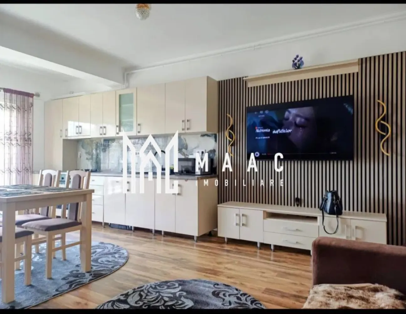 Apartament 1 Camera I 37MPU I Etaj 1 I Loc de parcare - MAAC Imobiliare vă propune spre închiriere o garsonieră modernă, situată la etajul 1 al unei vile cu 3 niveluri, în ansamblul rezidențial DaVinci Homes – una dintre cele mai căutate și apreciate zone din vestul Sibiului.

Locuința dispune de o suprafață utilă de 37 mp, la care se adaugă un balcon de 7,5 mp, perfect pentru momente de relaxare. Garsoniera se predă complet mobilată și utilată cu electrocasnice de ultimă generație:
centrală termică proprie cu încălzire în pardoseală,
plită mixtă și cuptor electric,
mașină de spălat vase,
mașină de spălat rufe cu uscător,
combină frigorifică, cuptor cu microunde,
Smart TV de 139 cm și jaluzele electrice.

Datorită orientării sudice, locuința este foarte luminoasă și economică, asigurând un nivel ridicat de confort termic și vizual. În prețul de închiriere este inclus și un loc de parcare privat, amplasat în fața imobilului.

Garsoniera este la prima închiriere și reprezintă o alegere ideală pentru o persoană sau un cuplu care își dorește confort, liniște și acces rapid către centrul orașului.

Detalii suplimentare:

Suprafață utilă: 37 mp + balcon 7,5 mp
Etaj: 1/3
Parcare privată inclusă
Primă închiriere
Complet mobilată și utilată
Orientare sudică
Pentru mai multe detalii și vizionări, precizati telefonic ca ati vazut anuntul cu ID:CP2785156