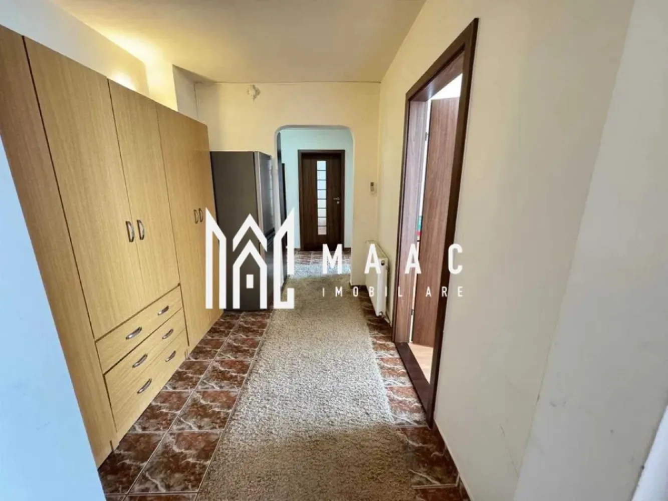 Apartament 3 camere | 70MPU | Mihai Viteazu - MAAC Imobiliare vă prezintă spre închiriere un apartament deosebit, situat într-o zonă apreciată a orașului, pe Bulevardul Mihai Viteazu. Apartamentul este decomandat , cuprinde 2 dormitoare, un living, o baie si bucatarie . Bucătărie mobilată și utilată, cu spații de depozitare bine gândite Baie cu geam de aerisire și cadă Apartamentul are centrală termică proprie si aer conditionat Poziționat excelent, apartamentul oferă acces rapid către principalele puncte de interes: centre comerciale, , școli, farmacii și mijloace de transport în comun. Zona este una liniștită, sigură și bine cotată pe piața imobiliară. Nu se accepta animale de companie Preț de închiriere: 2200 lei/lună Se percepe o garantie in cuantumul unei chirii lunare Pentru detalii suplimentare și programarea unei vizionări, vă invităm să contactați echipa MAAC Imobiliare si precizati telefonic ca ati vazut anuntul cu ID:2784658