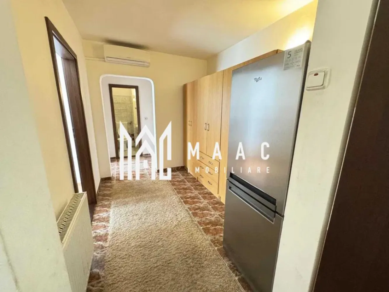 Apartament 3 camere | 70MPU | Mihai Viteazu - MAAC Imobiliare vă prezintă spre închiriere un apartament deosebit, situat într-o zonă apreciată a orașului, pe Bulevardul Mihai Viteazu. Apartamentul este decomandat , cuprinde 2 dormitoare, un living, o baie si bucatarie . Bucătărie mobilată și utilată, cu spații de depozitare bine gândite Baie cu geam de aerisire și cadă Apartamentul are centrală termică proprie si aer conditionat Poziționat excelent, apartamentul oferă acces rapid către principalele puncte de interes: centre comerciale, , școli, farmacii și mijloace de transport în comun. Zona este una liniștită, sigură și bine cotată pe piața imobiliară. Nu se accepta animale de companie Preț de închiriere: 2200 lei/lună Se percepe o garantie in cuantumul unei chirii lunare Pentru detalii suplimentare și programarea unei vizionări, vă invităm să contactați echipa MAAC Imobiliare si precizati telefonic ca ati vazut anuntul cu ID:2784658