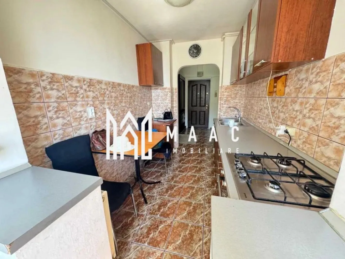 Apartament 3 camere | 70MPU | Mihai Viteazu - MAAC Imobiliare vă prezintă spre închiriere un apartament deosebit, situat într-o zonă apreciată a orașului, pe Bulevardul Mihai Viteazu. Apartamentul este decomandat , cuprinde 2 dormitoare, un living, o baie si bucatarie . Bucătărie mobilată și utilată, cu spații de depozitare bine gândite Baie cu geam de aerisire și cadă Apartamentul are centrală termică proprie si aer conditionat Poziționat excelent, apartamentul oferă acces rapid către principalele puncte de interes: centre comerciale, , școli, farmacii și mijloace de transport în comun. Zona este una liniștită, sigură și bine cotată pe piața imobiliară. Nu se accepta animale de companie Preț de închiriere: 2200 lei/lună Se percepe o garantie in cuantumul unei chirii lunare Pentru detalii suplimentare și programarea unei vizionări, vă invităm să contactați echipa MAAC Imobiliare si precizati telefonic ca ati vazut anuntul cu ID:2784658