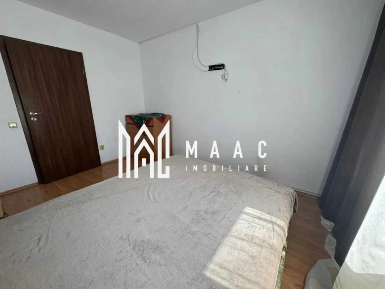 Apartament 3 camere | 70MPU | Mihai Viteazu - MAAC Imobiliare vă prezintă spre închiriere un apartament deosebit, situat într-o zonă apreciată a orașului, pe Bulevardul Mihai Viteazu. Apartamentul este decomandat , cuprinde 2 dormitoare, un living, o baie si bucatarie . Bucătărie mobilată și utilată, cu spații de depozitare bine gândite Baie cu geam de aerisire și cadă Apartamentul are centrală termică proprie si aer conditionat Poziționat excelent, apartamentul oferă acces rapid către principalele puncte de interes: centre comerciale, , școli, farmacii și mijloace de transport în comun. Zona este una liniștită, sigură și bine cotată pe piața imobiliară. Nu se accepta animale de companie Preț de închiriere: 2200 lei/lună Se percepe o garantie in cuantumul unei chirii lunare Pentru detalii suplimentare și programarea unei vizionări, vă invităm să contactați echipa MAAC Imobiliare si precizati telefonic ca ati vazut anuntul cu ID:2784658