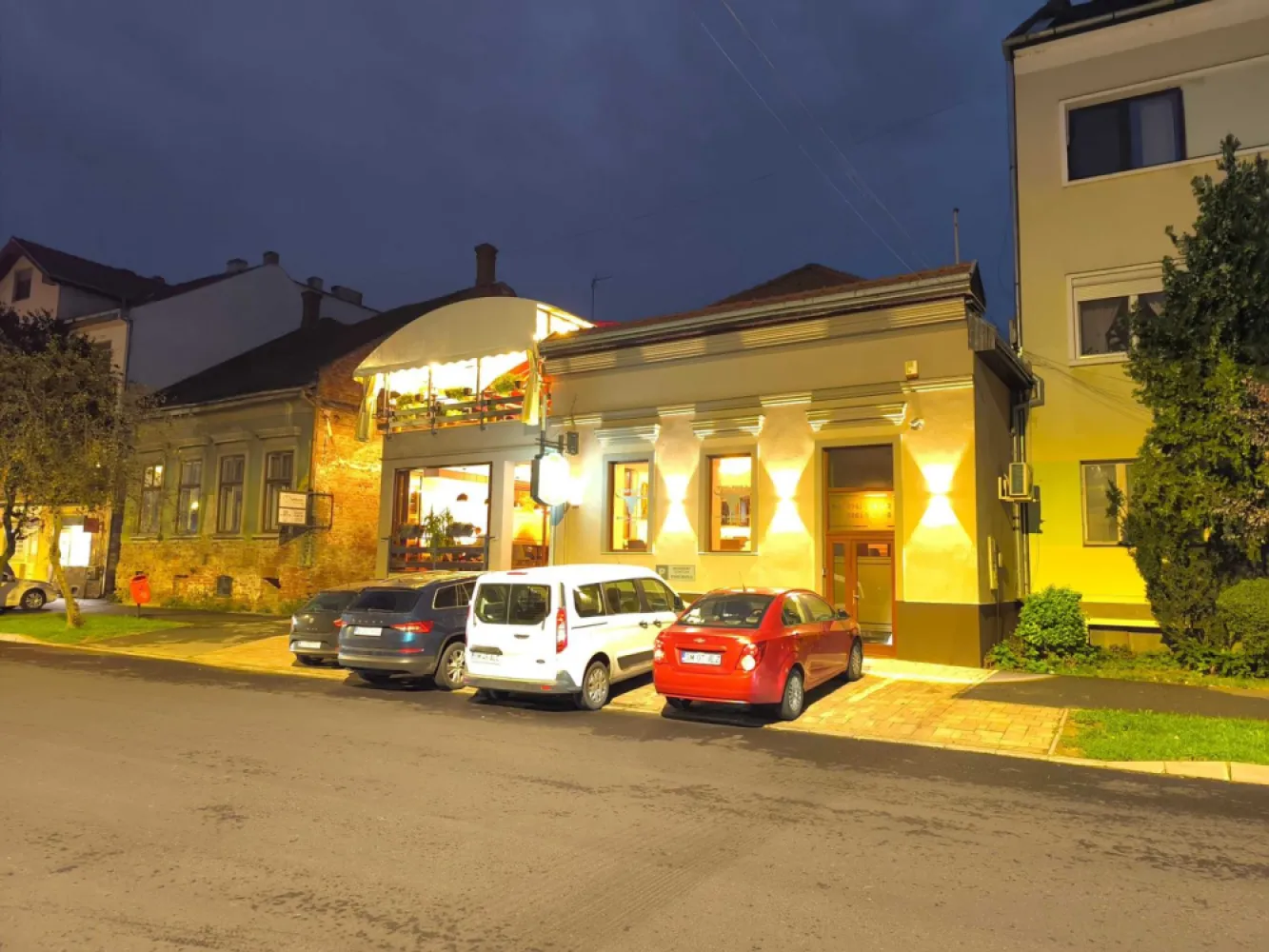 Spațiu comercial. Restaurant/Pizzerie/Pub - Clădire premium de vânzare în centrul orașului Satu Mare – oportunitate excelentă pentru investitori

Se vinde un imobil reprezentativ, situat într-una dintre cele mai bune zone comerciale din centrul orașului Satu Mare. Clădirea, dispusă pe 3 nivele, 580 m2, funcționează în prezent ca restaurant–pizzerie–pub, însă datorită structurii sale versatile, reprezintă o oportunitate ideală atât pentru investiții HoReCa, cât și pentru proiecte comerciale, birouri sau spații multifuncționale.

Caracteristici principale ale imobilului:

Suprafață generoasă, compartimentare eficientă
– Subsol: bucătărie complet echipată profesional, spații de depozitare și vestiare.
– Parter: salon modern, luminos, cu 90 de locuri, perfect pentru evenimente sau activitate de restaurant.
– Etaj: apartament de serviciu/birou, sală privată de evenimente cu 40 de locuri, cameră tehnică, terasă acoperită și deschisă. 45 de locuri 

7 intrări separate
Oferă posibilitatea de a transforma imobilul în mai multe spații comerciale independente, crescând astfel potențialul de profit pentru investitori.

Stare excelentă – gata de preluare
Toate utilitățile, dotările și echipamentele profesionale sunt funcționale, iar clădirea a fost exploatată și întreținută la standarde înalte.

Avantaje pentru investitori:

Randament ridicat – zona centrală garantează flux constant de clienți și interes comercial.
Flexibilitate maximă – potrivit pentru restaurant, pub, clinică, birouri, co-working, mini-market, cafenea, showroom sau închiriere pe spații.
Posibilitate de achiziție cu firmă sau separat, facilitând o preluare rapidă și optimizată fiscal.
Univers ideal pentru dezvoltare – 580 m2 utili, structură solidă și vizibilitate excelentă.

Video de prezentare