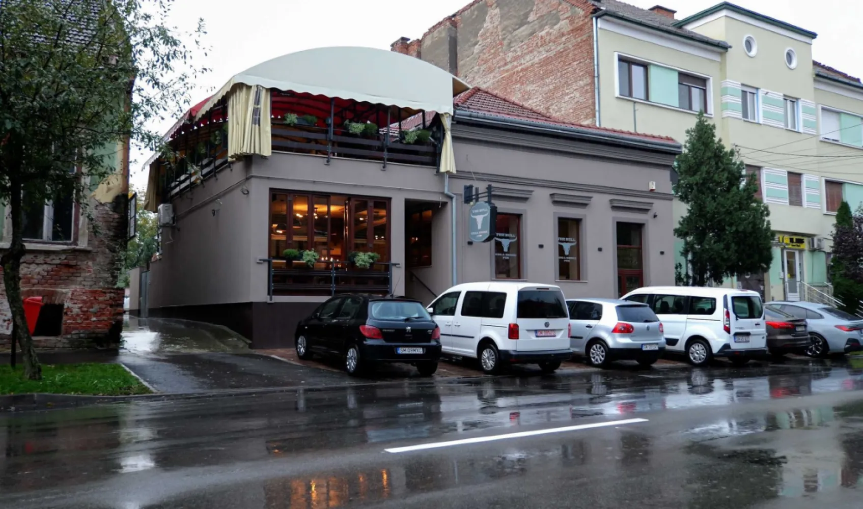 Spațiu comercial. Restaurant/Pizzerie/Pub - Clădire premium de vânzare în centrul orașului Satu Mare – oportunitate excelentă pentru investitori

Se vinde un imobil reprezentativ, situat într-una dintre cele mai bune zone comerciale din centrul orașului Satu Mare. Clădirea, dispusă pe 3 nivele, 580 m2, funcționează în prezent ca restaurant–pizzerie–pub, însă datorită structurii sale versatile, reprezintă o oportunitate ideală atât pentru investiții HoReCa, cât și pentru proiecte comerciale, birouri sau spații multifuncționale.

Caracteristici principale ale imobilului:

Suprafață generoasă, compartimentare eficientă
– Subsol: bucătărie complet echipată profesional, spații de depozitare și vestiare.
– Parter: salon modern, luminos, cu 90 de locuri, perfect pentru evenimente sau activitate de restaurant.
– Etaj: apartament de serviciu/birou, sală privată de evenimente cu 40 de locuri, cameră tehnică, terasă acoperită și deschisă. 45 de locuri 

7 intrări separate
Oferă posibilitatea de a transforma imobilul în mai multe spații comerciale independente, crescând astfel potențialul de profit pentru investitori.

Stare excelentă – gata de preluare
Toate utilitățile, dotările și echipamentele profesionale sunt funcționale, iar clădirea a fost exploatată și întreținută la standarde înalte.

Avantaje pentru investitori:

Randament ridicat – zona centrală garantează flux constant de clienți și interes comercial.
Flexibilitate maximă – potrivit pentru restaurant, pub, clinică, birouri, co-working, mini-market, cafenea, showroom sau închiriere pe spații.
Posibilitate de achiziție cu firmă sau separat, facilitând o preluare rapidă și optimizată fiscal.
Univers ideal pentru dezvoltare – 580 m2 utili, structură solidă și vizibilitate excelentă.

Video de prezentare