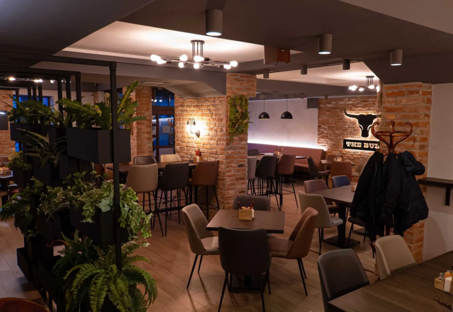 Spațiu comercial. Restaurant/Pizzerie/Pub - Clădire premium de vânzare în centrul orașului Satu Mare – oportunitate excelentă pentru investitori

Se vinde un imobil reprezentativ, situat într-una dintre cele mai bune zone comerciale din centrul orașului Satu Mare. Clădirea, dispusă pe 3 nivele, 580 m2, funcționează în prezent ca restaurant–pizzerie–pub, însă datorită structurii sale versatile, reprezintă o oportunitate ideală atât pentru investiții HoReCa, cât și pentru proiecte comerciale, birouri sau spații multifuncționale.

Caracteristici principale ale imobilului:

Suprafață generoasă, compartimentare eficientă
– Subsol: bucătărie complet echipată profesional, spații de depozitare și vestiare.
– Parter: salon modern, luminos, cu 90 de locuri, perfect pentru evenimente sau activitate de restaurant.
– Etaj: apartament de serviciu/birou, sală privată de evenimente cu 40 de locuri, cameră tehnică, terasă acoperită și deschisă. 45 de locuri 

7 intrări separate
Oferă posibilitatea de a transforma imobilul în mai multe spații comerciale independente, crescând astfel potențialul de profit pentru investitori.

Stare excelentă – gata de preluare
Toate utilitățile, dotările și echipamentele profesionale sunt funcționale, iar clădirea a fost exploatată și întreținută la standarde înalte.

Avantaje pentru investitori:

Randament ridicat – zona centrală garantează flux constant de clienți și interes comercial.
Flexibilitate maximă – potrivit pentru restaurant, pub, clinică, birouri, co-working, mini-market, cafenea, showroom sau închiriere pe spații.
Posibilitate de achiziție cu firmă sau separat, facilitând o preluare rapidă și optimizată fiscal.
Univers ideal pentru dezvoltare – 580 m2 utili, structură solidă și vizibilitate excelentă.

Video de prezentare