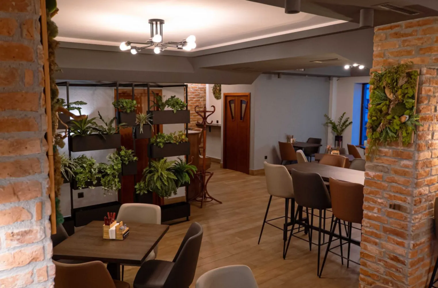 Spațiu comercial. Restaurant/Pizzerie/Pub - Clădire premium de vânzare în centrul orașului Satu Mare – oportunitate excelentă pentru investitori

Se vinde un imobil reprezentativ, situat într-una dintre cele mai bune zone comerciale din centrul orașului Satu Mare. Clădirea, dispusă pe 3 nivele, 580 m2, funcționează în prezent ca restaurant–pizzerie–pub, însă datorită structurii sale versatile, reprezintă o oportunitate ideală atât pentru investiții HoReCa, cât și pentru proiecte comerciale, birouri sau spații multifuncționale.

Caracteristici principale ale imobilului:

Suprafață generoasă, compartimentare eficientă
– Subsol: bucătărie complet echipată profesional, spații de depozitare și vestiare.
– Parter: salon modern, luminos, cu 90 de locuri, perfect pentru evenimente sau activitate de restaurant.
– Etaj: apartament de serviciu/birou, sală privată de evenimente cu 40 de locuri, cameră tehnică, terasă acoperită și deschisă. 45 de locuri 

7 intrări separate
Oferă posibilitatea de a transforma imobilul în mai multe spații comerciale independente, crescând astfel potențialul de profit pentru investitori.

Stare excelentă – gata de preluare
Toate utilitățile, dotările și echipamentele profesionale sunt funcționale, iar clădirea a fost exploatată și întreținută la standarde înalte.

Avantaje pentru investitori:

Randament ridicat – zona centrală garantează flux constant de clienți și interes comercial.
Flexibilitate maximă – potrivit pentru restaurant, pub, clinică, birouri, co-working, mini-market, cafenea, showroom sau închiriere pe spații.
Posibilitate de achiziție cu firmă sau separat, facilitând o preluare rapidă și optimizată fiscal.
Univers ideal pentru dezvoltare – 580 m2 utili, structură solidă și vizibilitate excelentă.

Video de prezentare
