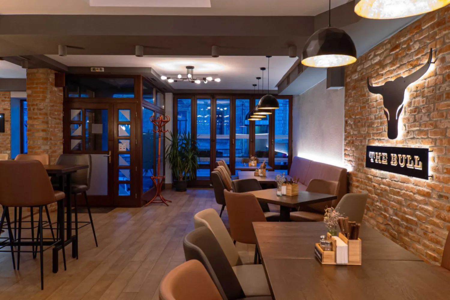 Spațiu comercial. Restaurant/Pizzerie/Pub - Clădire premium de vânzare în centrul orașului Satu Mare – oportunitate excelentă pentru investitori

Se vinde un imobil reprezentativ, situat într-una dintre cele mai bune zone comerciale din centrul orașului Satu Mare. Clădirea, dispusă pe 3 nivele, 580 m2, funcționează în prezent ca restaurant–pizzerie–pub, însă datorită structurii sale versatile, reprezintă o oportunitate ideală atât pentru investiții HoReCa, cât și pentru proiecte comerciale, birouri sau spații multifuncționale.

Caracteristici principale ale imobilului:

Suprafață generoasă, compartimentare eficientă
– Subsol: bucătărie complet echipată profesional, spații de depozitare și vestiare.
– Parter: salon modern, luminos, cu 90 de locuri, perfect pentru evenimente sau activitate de restaurant.
– Etaj: apartament de serviciu/birou, sală privată de evenimente cu 40 de locuri, cameră tehnică, terasă acoperită și deschisă. 45 de locuri 

7 intrări separate
Oferă posibilitatea de a transforma imobilul în mai multe spații comerciale independente, crescând astfel potențialul de profit pentru investitori.

Stare excelentă – gata de preluare
Toate utilitățile, dotările și echipamentele profesionale sunt funcționale, iar clădirea a fost exploatată și întreținută la standarde înalte.

Avantaje pentru investitori:

Randament ridicat – zona centrală garantează flux constant de clienți și interes comercial.
Flexibilitate maximă – potrivit pentru restaurant, pub, clinică, birouri, co-working, mini-market, cafenea, showroom sau închiriere pe spații.
Posibilitate de achiziție cu firmă sau separat, facilitând o preluare rapidă și optimizată fiscal.
Univers ideal pentru dezvoltare – 580 m2 utili, structură solidă și vizibilitate excelentă.

Video de prezentare