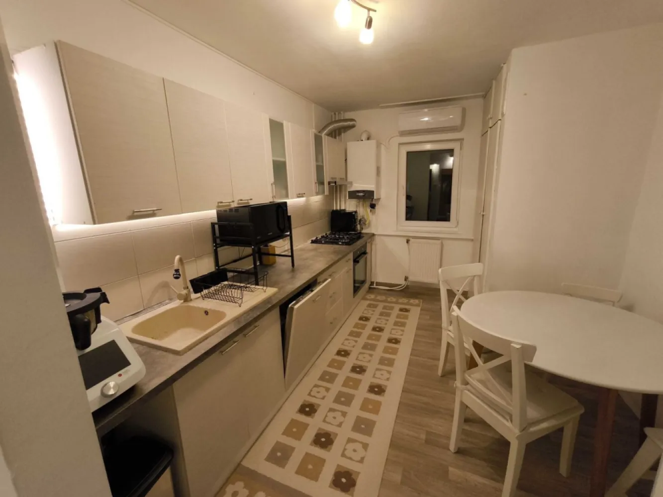 Apartament cu 3 camere – etaj 1 – Zorilor – Louis Pasteur - 3 camere decomandate • 2 băi • cămară • 64 mp + 5mp balcon închis + 3 mp spatiu depozitare la subsolul blocului • Etaj 1 • clădire termoizolată • interfon • parcare fără abonament în apropiere + posibilitate parcare cu abonament • aer condiționat • centrală termică proprie nouă • mașină de spălat vase • mașină de spălat rufe cu uscător

Situat într-o zonă liniștită, având totul la câțiva pași: școli, grădinițe, supermarketuri, Universitatea de Medicină și Farmacie (15 minute de mers pe jos), easybox-uri, farmacii, cabinete medicale, primăria Zorilor, piața Zorilor, oficiu poștal, restaurante, cofetărie, cafenele, gym, xerox, bănci, frizerii. Multiplele parcuri, locuri de joacă pentru copii și terenuri sportive din imediata apropiere fac această locație ideală atât pentru familii cât și pentru studenți. Stația de autobuz Gh. Dima este situată la 5-6 minute de mers pe jos. 

Scara blocului și spațiile comune recent renovate/ modernizate. Atât o oportunitate de investiție datorită cererii mare de închiriere din zonă cât și o opțiune potrivită pentru familii (vecini amabili).

Apartamentul se vinde mobilat și utilat.
Pentru programări vizionare trimiteți mesaj în privat.