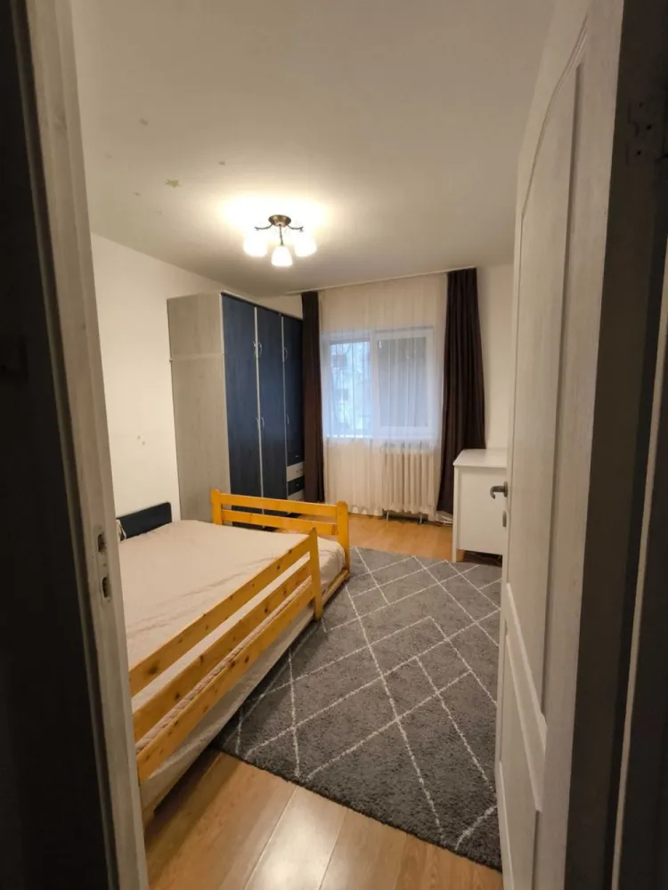 Apartament cu 3 camere – etaj 1 – Zorilor – Louis Pasteur - 3 camere decomandate • 2 băi • cămară • 64 mp + 5mp balcon închis + 3 mp spatiu depozitare la subsolul blocului • Etaj 1 • clădire termoizolată • interfon • parcare fără abonament în apropiere + posibilitate parcare cu abonament • aer condiționat • centrală termică proprie nouă • mașină de spălat vase • mașină de spălat rufe cu uscător

Situat într-o zonă liniștită, având totul la câțiva pași: școli, grădinițe, supermarketuri, Universitatea de Medicină și Farmacie (15 minute de mers pe jos), easybox-uri, farmacii, cabinete medicale, primăria Zorilor, piața Zorilor, oficiu poștal, restaurante, cofetărie, cafenele, gym, xerox, bănci, frizerii. Multiplele parcuri, locuri de joacă pentru copii și terenuri sportive din imediata apropiere fac această locație ideală atât pentru familii cât și pentru studenți. Stația de autobuz Gh. Dima este situată la 5-6 minute de mers pe jos. 

Scara blocului și spațiile comune recent renovate/ modernizate. Atât o oportunitate de investiție datorită cererii mare de închiriere din zonă cât și o opțiune potrivită pentru familii (vecini amabili).

Apartamentul se vinde mobilat și utilat.
Pentru programări vizionare trimiteți mesaj în privat.