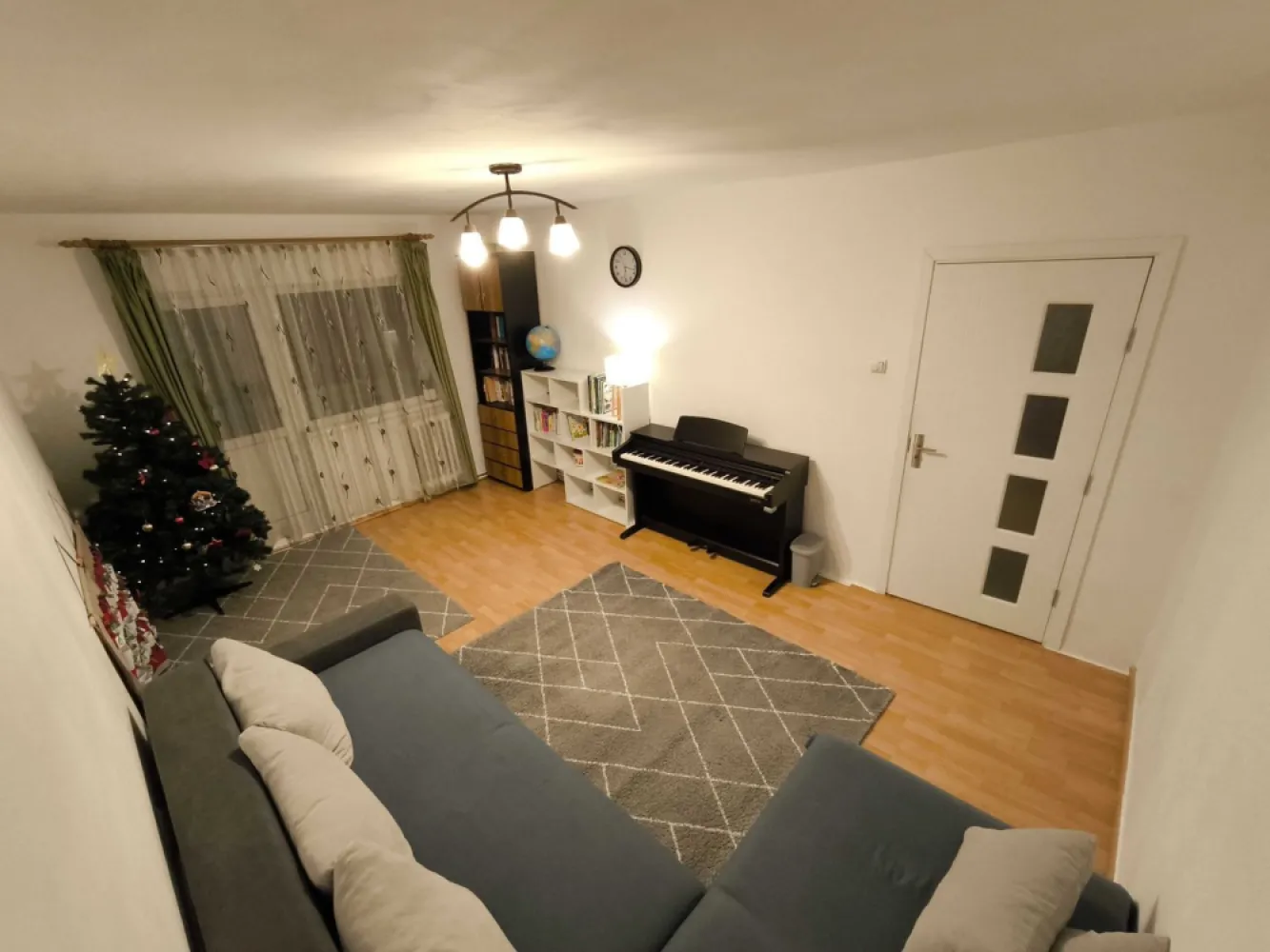 Apartament cu 3 camere – etaj 1 – Zorilor – Louis Pasteur - 3 camere decomandate • 2 băi • cămară • 64 mp + 5mp balcon închis + 3 mp spatiu depozitare la subsolul blocului • Etaj 1 • clădire termoizolată • interfon • parcare fără abonament în apropiere + posibilitate parcare cu abonament • aer condiționat • centrală termică proprie nouă • mașină de spălat vase • mașină de spălat rufe cu uscător

Situat într-o zonă liniștită, având totul la câțiva pași: școli, grădinițe, supermarketuri, Universitatea de Medicină și Farmacie (15 minute de mers pe jos), easybox-uri, farmacii, cabinete medicale, primăria Zorilor, piața Zorilor, oficiu poștal, restaurante, cofetărie, cafenele, gym, xerox, bănci, frizerii. Multiplele parcuri, locuri de joacă pentru copii și terenuri sportive din imediata apropiere fac această locație ideală atât pentru familii cât și pentru studenți. Stația de autobuz Gh. Dima este situată la 5-6 minute de mers pe jos. 

Scara blocului și spațiile comune recent renovate/ modernizate. Atât o oportunitate de investiție datorită cererii mare de închiriere din zonă cât și o opțiune potrivită pentru familii (vecini amabili).

Apartamentul se vinde mobilat și utilat.
Pentru programări vizionare trimiteți mesaj în privat.