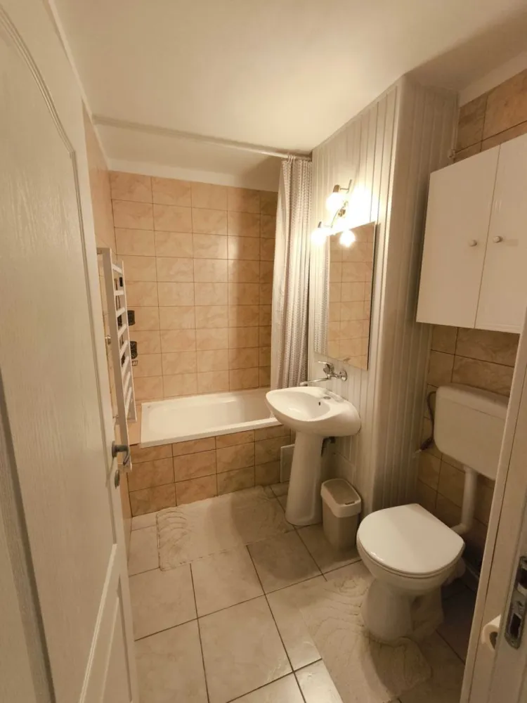 Apartament cu 3 camere – etaj 1 – Zorilor – Louis Pasteur - 3 camere decomandate • 2 băi • cămară • 64 mp + 5mp balcon închis + 3 mp spatiu depozitare la subsolul blocului • Etaj 1 • clădire termoizolată • interfon • parcare fără abonament în apropiere + posibilitate parcare cu abonament • aer condiționat • centrală termică proprie nouă • mașină de spălat vase • mașină de spălat rufe cu uscător

Situat într-o zonă liniștită, având totul la câțiva pași: școli, grădinițe, supermarketuri, Universitatea de Medicină și Farmacie (15 minute de mers pe jos), easybox-uri, farmacii, cabinete medicale, primăria Zorilor, piața Zorilor, oficiu poștal, restaurante, cofetărie, cafenele, gym, xerox, bănci, frizerii. Multiplele parcuri, locuri de joacă pentru copii și terenuri sportive din imediata apropiere fac această locație ideală atât pentru familii cât și pentru studenți. Stația de autobuz Gh. Dima este situată la 5-6 minute de mers pe jos. 

Scara blocului și spațiile comune recent renovate/ modernizate. Atât o oportunitate de investiție datorită cererii mare de închiriere din zonă cât și o opțiune potrivită pentru familii (vecini amabili).

Apartamentul se vinde mobilat și utilat.
Pentru programări vizionare trimiteți mesaj în privat.