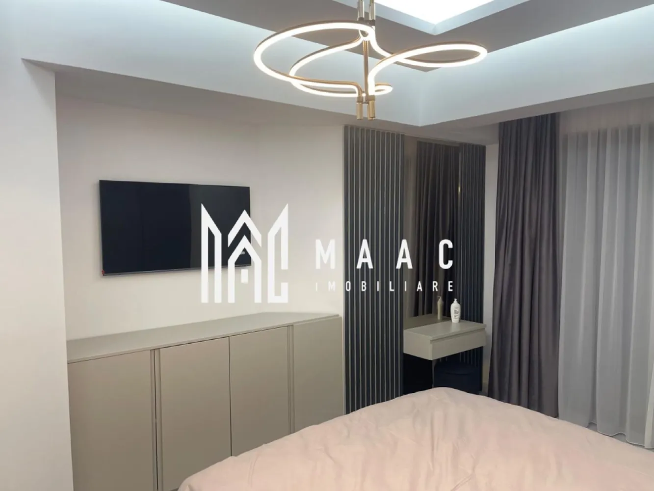 Apartament 2 camere / Vedere Dem Radulescu / Mobilat si Utilat complet. - Apartament modern 2 camere, 68 mp – mobilat complet, vedere – Dem Rădulescu

Vânzare prin MAAC Imobiliare

Descoperă un apartament deosebit, situat într-un imobil nou și modern, pe strada Dem Rădulescu, la etajul 4, beneficiind de o vedere panoramică.

Cu o suprafață de 68 mp construiți, acest apartament îmbină perfect eleganța, confortul și funcționalitatea – ideal pentru o familie modernă sau pentru investiție.

Detalii și compartimentare:

Living generos, 

Bucătărie complet utilată, cu electrocasnice moderne

Dormitoar spațios și luminos

Baie eleganta, finisata cu materiale premium

Hol cu spații de depozitare bine organizate

Apartamentul se vinde complet mobilat și utilat, cu mobilier de calitate și dotări moderne, gata pentru a fi locuit imediat.

Alte avantaje:

Vedere panoramică 

Lift modern

Loc de parcare disponibil

Zonă liniștită, aproape de magazine, școli, transport public și zone verzi

Locație: Dem Rădulescu
Etaj: 4 / imobil nou
Suprafață: 68 mp construiți
Camere: 2
Stare: Nou, mobilat și utilat complet

Un apartament premium, într-o zonă liniștită, cu priveliște superbă și acces facil către toate punctele de interes din oraș.

Contact: MAAC Imobiliare – pentru detalii și programarea unei vizionări. CP2784603