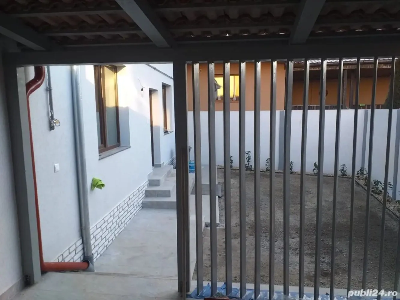 BRASADAS vinde casa individuala tip PARTER zona CENTRALA. - Agentia Imobiliara BRASADAS vinde casa complet renovata intr-o zona CENTRALA, linistita, la nici 5 min de P-ta Mica. Casa este compusa din :2 camere, un living generos ,o bucatarie, o baie , camara de alimente si o terasa. Casa are 85 mp , iar curtea este de vreo 1 ari .Casa este intr-o stare noua, deoarece au fost schimbate: Geamuri si usa noua ,cablurile de curent, tevi de apa si canalizare, incalzire cu radiatoare noi , acoperis cu scanduri si tigle noi. Parcare disponibila in fata casei pt. 2 masini.
Www.brasadas.com. 

Raportea