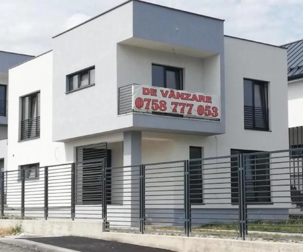 Vand casa clasa energetica A casa verde str.Valea Chintaului 99 - Casa se afla pe strada Valea Chintaului nr. 99 Cluj-Napoca, langa Terra Garden, la strada principala, strada este acum reabilitata, fiind prevazute asfaltarea, trotuare, accese in curti, piste de bicicleta, alveole pentru statii de autobuz, spatii verzi, iluminat stradal cu LED. Acces facil, statia pentru mijloacele de transport in comun in apropiere.
Casa este dispusa pe doua nivele P+1E si garaj aferent cu inchidere automatizata. Structura este din beton armat clasa superioara C25/30 si caramida Phoroterm. Peste etaj este placa de beton armat. Acoperisul este tip sarpanta, intr-o apa, din tabla dublu faltuita Wetterbest. Izolatia exterioara este cu vata bazaltica de 10 cm. Tamplaria este din profil Salamander cu 6 camere si sticla tripan.
Suprafata de teren aferenta casei este de 334 mp si suprafata construita desfasurata este de 187,80 mp.
Configuratia casei este urmatoarea:
Parter: terasa acces, hol, camera de zi, bucatarie, loc de luat masa, debara , baie,
Etaj: 3 dormitoare, logie, dresing, baie, hol, casa scarii
Se preda la stadiul semifinisat cu sape elicopterizate si pereti gletuiti.
Instalatiile interioare la pozitii, incalzire in pardosela la ambele nivele.
Exterior finsat cu tecuncuiala decorativa si gresie la terasa de intrare si logie.
Curtea este pavata cu dale ecologice si s-a plantat gazon. Gardul este din beton si panouri din bare metalice rectangulare.
Toate utilitatile apa, gaz, canalizare, internet, curent trifazic - se pot instala panouri solare/fotovoltaice si statii de incarcare auto.
Casa are clasa energetica A, se pot obtine credite avantajoase, fiind casa verde.
Lucrarile sunt finalizate, receptia facuta si extras CF.