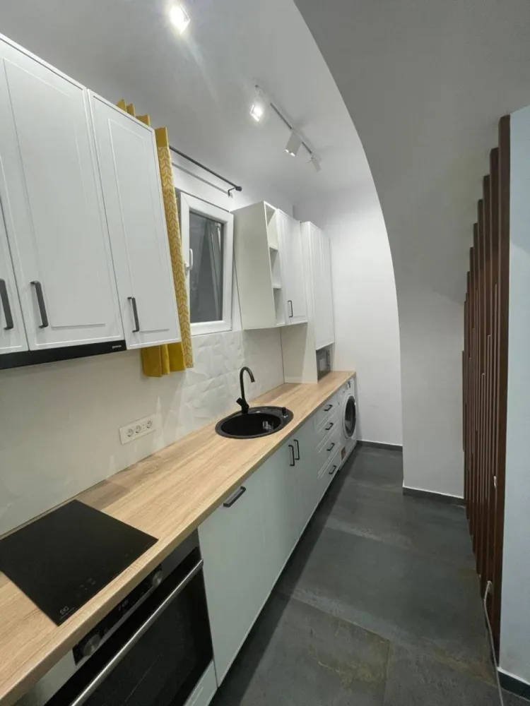 PF Vand Apartament 1 camera/Garsoniera demisol - Proprietar, ofer spre vânzare apartament situat la demisol compus dintr-o cameră, bucatarie (separată), hol și baie. 
Ideal pentru locuire / birou / cabinet / investiție. Apartamentul este renovat recent modern, instalații complet refăcute, mobilier MDF, parchet herringbone, geamuri termopan de dimensiuni generoase, centrală proprie cu încălzire în pardoseală. Complet mobilat și utilat(frigider, plita inductie, masina spalat haine, masina spalat vase, hota, cuptor electric, cuptor microunde, etc)
Spațiul dispune de un set de trepte închis cu structura si geamuri termopan, cu accesul direct din curtea interioară a blocului - curte privată cu acces auto și parcare.
Locația este ultra-centrală, zona N. Balcescu, aproape de magazine, transport în comun, the Office, cinema, piața, etc.
Pentru mai multe detalii ma puteți contacta pe platforma piata-az sau telefonic. Rog si ofer seriozitate.
118.000€ - negociabil.
Tel. 0742.179.552