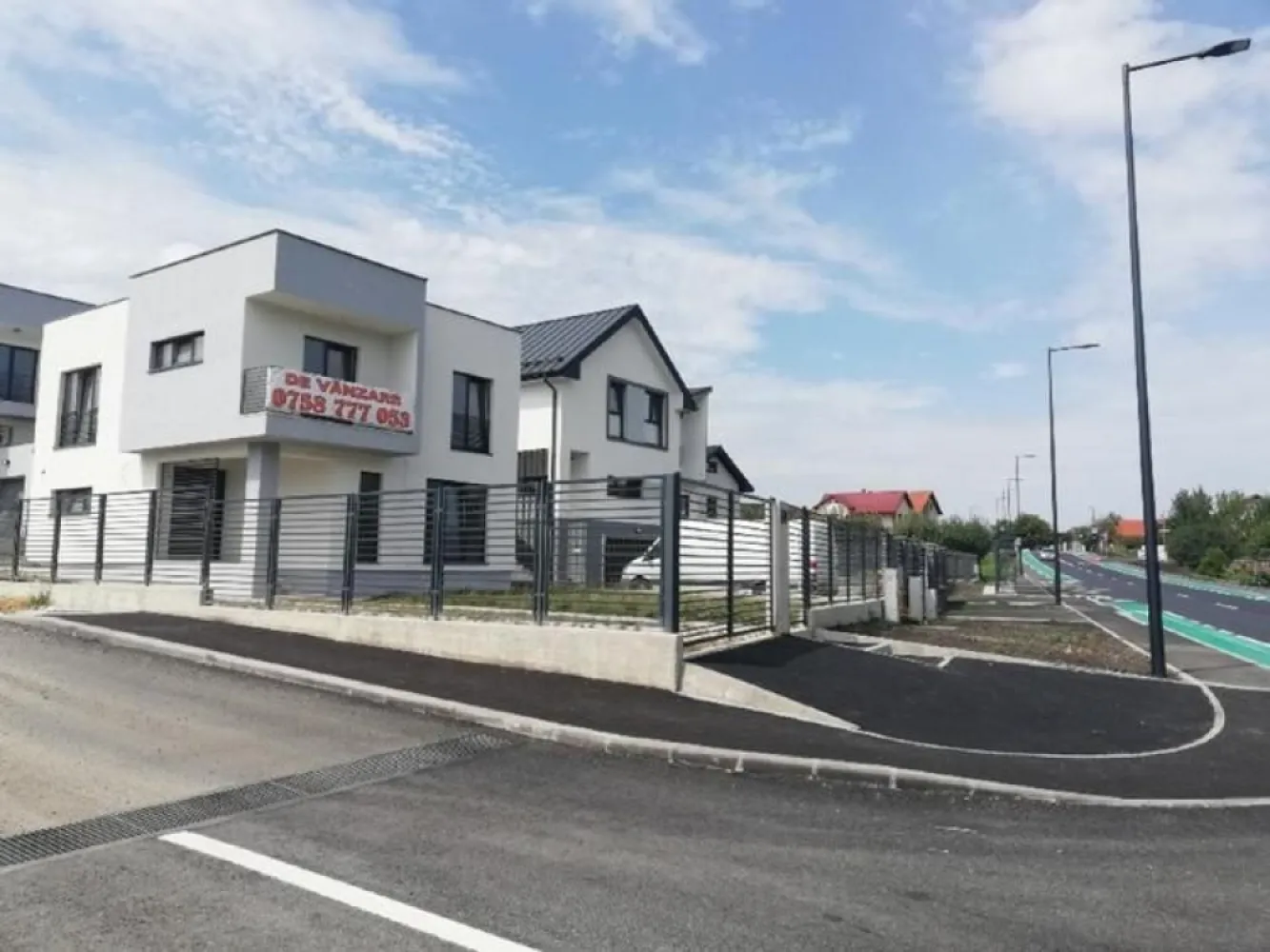 Vand casa clasa energetica A casa verde str.Valea Chintaului 99 - Casa se afla pe strada Valea Chintaului nr. 99 Cluj-Napoca, langa Terra Garden, la strada principala, strada este acum reabilitata, fiind prevazute asfaltarea, trotuare, accese in curti, piste de bicicleta, alveole pentru statii de autobuz, spatii verzi, iluminat stradal cu LED. Acces facil, statia pentru mijloacele de transport in comun in apropiere.
Casa este dispusa pe doua nivele P+1E si garaj aferent cu inchidere automatizata. Structura este din beton armat clasa superioara C25/30 si caramida Phoroterm. Peste etaj este placa de beton armat. Acoperisul este tip sarpanta, intr-o apa, din tabla dublu faltuita Wetterbest. Izolatia exterioara este cu vata bazaltica de 10 cm. Tamplaria este din profil Salamander cu 6 camere si sticla tripan.
Suprafata de teren aferenta casei este de 334 mp si suprafata construita desfasurata este de 187,80 mp.
Configuratia casei este urmatoarea:
Parter: terasa acces, hol, camera de zi, bucatarie, loc de luat masa, debara , baie,
Etaj: 3 dormitoare, logie, dresing, baie, hol, casa scarii
Se preda la stadiul semifinisat cu sape elicopterizate si pereti gletuiti.
Instalatiile interioare la pozitii, incalzire in pardosela la ambele nivele.
Exterior finsat cu tecuncuiala decorativa si gresie la terasa de intrare si logie.
Curtea este pavata cu dale ecologice si s-a plantat gazon. Gardul este din beton si panouri din bare metalice rectangulare.
Toate utilitatile apa, gaz, canalizare, internet, curent trifazic - se pot instala panouri solare/fotovoltaice si statii de incarcare auto.
Casa are clasa energetica A, se pot obtine credite avantajoase, fiind casa verde.
Lucrarile sunt finalizate, receptia facuta si extras CF.