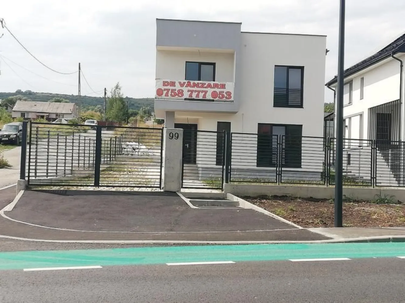 Vand casa clasa energetica A casa verde str.Valea Chintaului 99 - Casa se afla pe strada Valea Chintaului nr. 99 Cluj-Napoca, langa Terra Garden, la strada principala, strada este acum reabilitata, fiind prevazute asfaltarea, trotuare, accese in curti, piste de bicicleta, alveole pentru statii de autobuz, spatii verzi, iluminat stradal cu LED. Acces facil, statia pentru mijloacele de transport in comun in apropiere.
Casa este dispusa pe doua nivele P+1E si garaj aferent cu inchidere automatizata. Structura este din beton armat clasa superioara C25/30 si caramida Phoroterm. Peste etaj este placa de beton armat. Acoperisul este tip sarpanta, intr-o apa, din tabla dublu faltuita Wetterbest. Izolatia exterioara este cu vata bazaltica de 10 cm. Tamplaria este din profil Salamander cu 6 camere si sticla tripan.
Suprafata de teren aferenta casei este de 334 mp si suprafata construita desfasurata este de 187,80 mp.
Configuratia casei este urmatoarea:
Parter: terasa acces, hol, camera de zi, bucatarie, loc de luat masa, debara , baie,
Etaj: 3 dormitoare, logie, dresing, baie, hol, casa scarii
Se preda la stadiul semifinisat cu sape elicopterizate si pereti gletuiti.
Instalatiile interioare la pozitii, incalzire in pardosela la ambele nivele.
Exterior finsat cu tecuncuiala decorativa si gresie la terasa de intrare si logie.
Curtea este pavata cu dale ecologice si s-a plantat gazon. Gardul este din beton si panouri din bare metalice rectangulare.
Toate utilitatile apa, gaz, canalizare, internet, curent trifazic - se pot instala panouri solare/fotovoltaice si statii de incarcare auto.
Casa are clasa energetica A, se pot obtine credite avantajoase, fiind casa verde.
Lucrarile sunt finalizate, receptia facuta si extras CF.