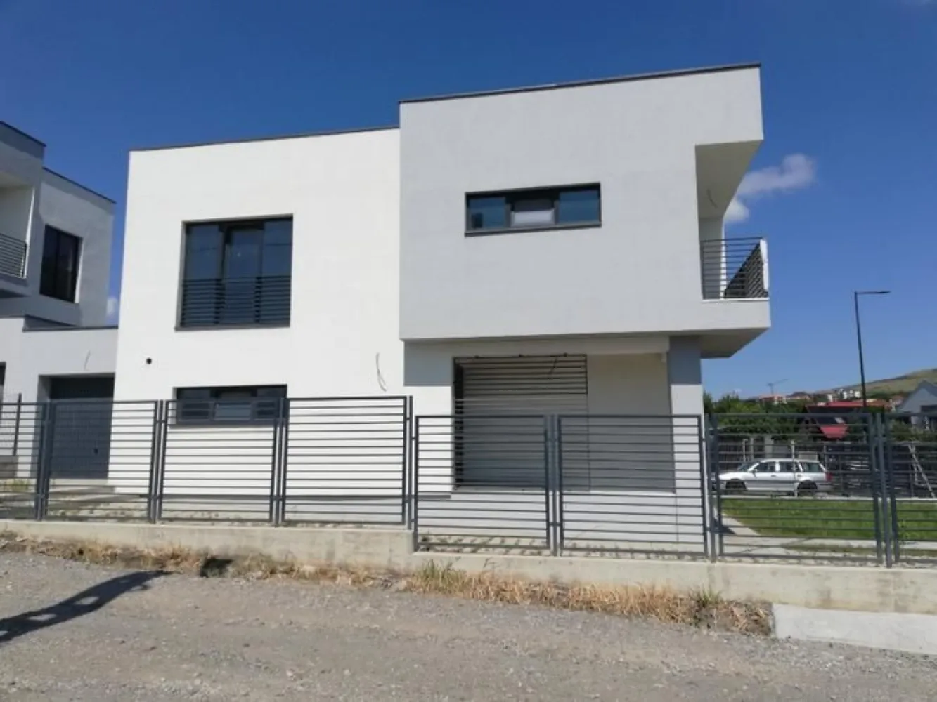 Vand casa clasa energetica A casa verde str.Valea Chintaului 99 - Casa se afla pe strada Valea Chintaului nr. 99 Cluj-Napoca, langa Terra Garden, la strada principala, strada este acum reabilitata, fiind prevazute asfaltarea, trotuare, accese in curti, piste de bicicleta, alveole pentru statii de autobuz, spatii verzi, iluminat stradal cu LED. Acces facil, statia pentru mijloacele de transport in comun in apropiere.
Casa este dispusa pe doua nivele P+1E si garaj aferent cu inchidere automatizata. Structura este din beton armat clasa superioara C25/30 si caramida Phoroterm. Peste etaj este placa de beton armat. Acoperisul este tip sarpanta, intr-o apa, din tabla dublu faltuita Wetterbest. Izolatia exterioara este cu vata bazaltica de 10 cm. Tamplaria este din profil Salamander cu 6 camere si sticla tripan.
Suprafata de teren aferenta casei este de 334 mp si suprafata construita desfasurata este de 187,80 mp.
Configuratia casei este urmatoarea:
Parter: terasa acces, hol, camera de zi, bucatarie, loc de luat masa, debara , baie,
Etaj: 3 dormitoare, logie, dresing, baie, hol, casa scarii
Se preda la stadiul semifinisat cu sape elicopterizate si pereti gletuiti.
Instalatiile interioare la pozitii, incalzire in pardosela la ambele nivele.
Exterior finsat cu tecuncuiala decorativa si gresie la terasa de intrare si logie.
Curtea este pavata cu dale ecologice si s-a plantat gazon. Gardul este din beton si panouri din bare metalice rectangulare.
Toate utilitatile apa, gaz, canalizare, internet, curent trifazic - se pot instala panouri solare/fotovoltaice si statii de incarcare auto.
Casa are clasa energetica A, se pot obtine credite avantajoase, fiind casa verde.
Lucrarile sunt finalizate, receptia facuta si extras CF.